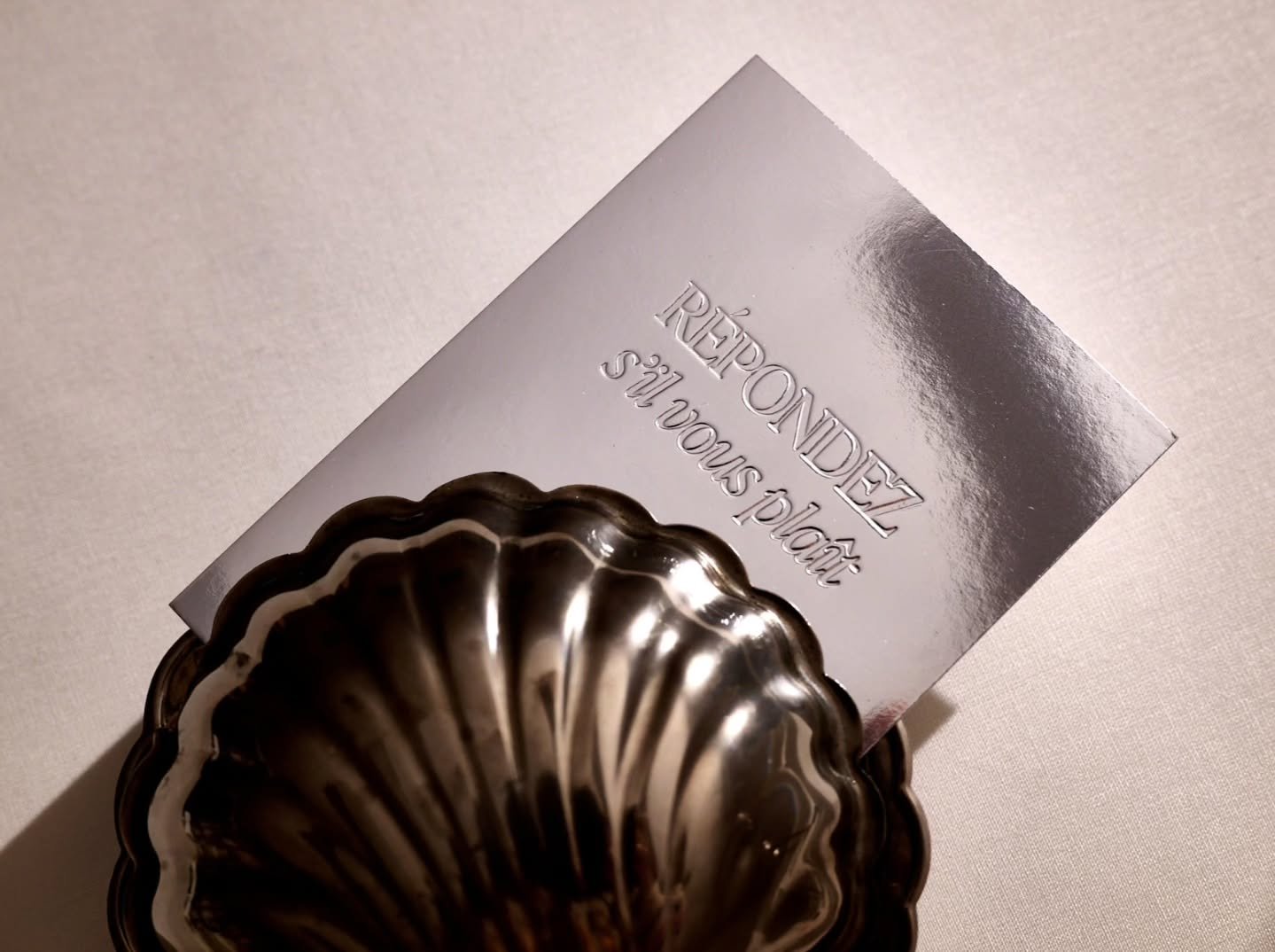 As seen in most wedding magazines, 2026 is the year to say goodbye to gold and welcome silver and chrome with open arms. Prepare yourselves to embrace a frosty shine. 🤍✨️

@thewed

#weddinginvitations #stationery #weddingstationery #premiumstationer