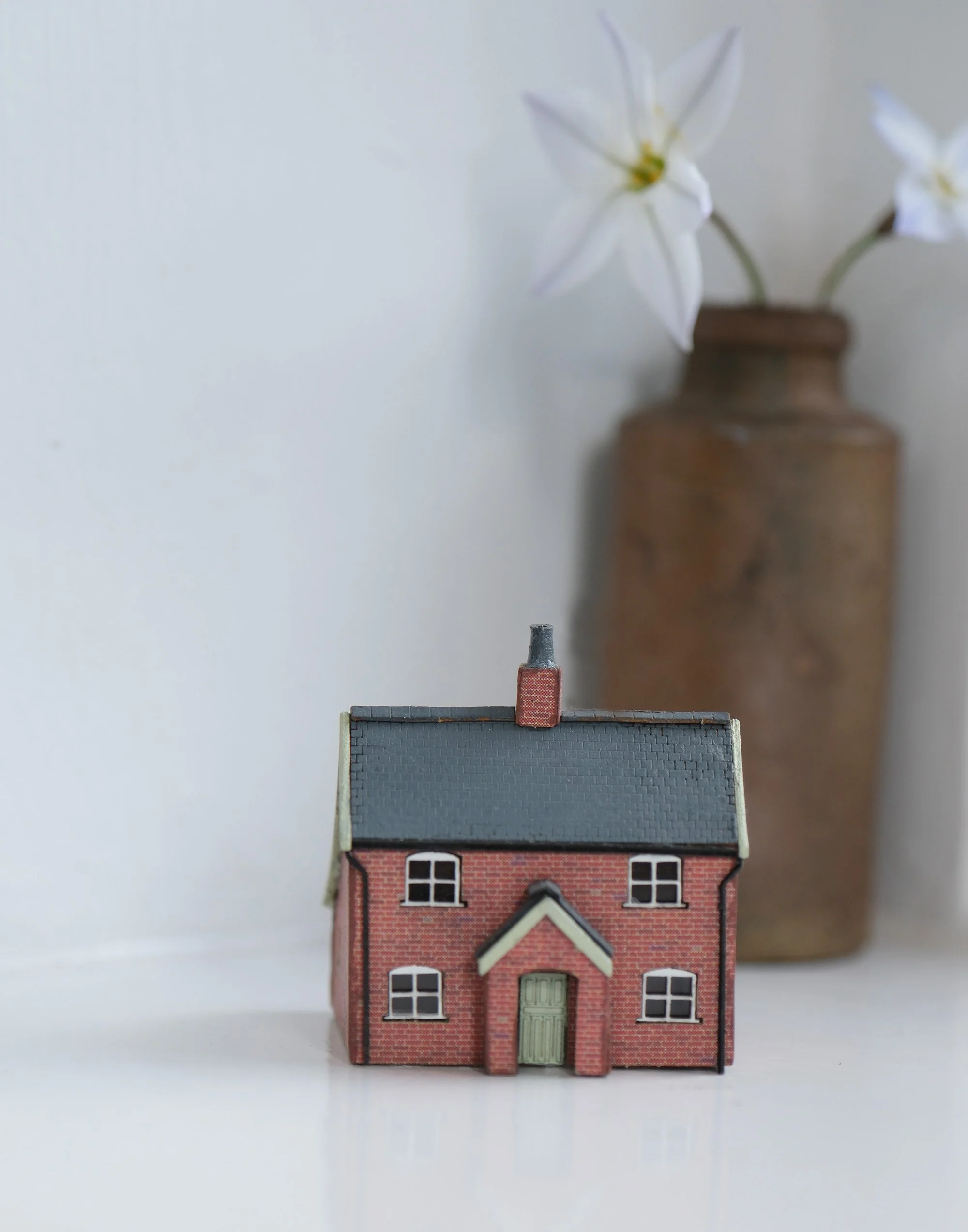 Tumble Tye Cottage Model Kit (Z-scale 1:220)