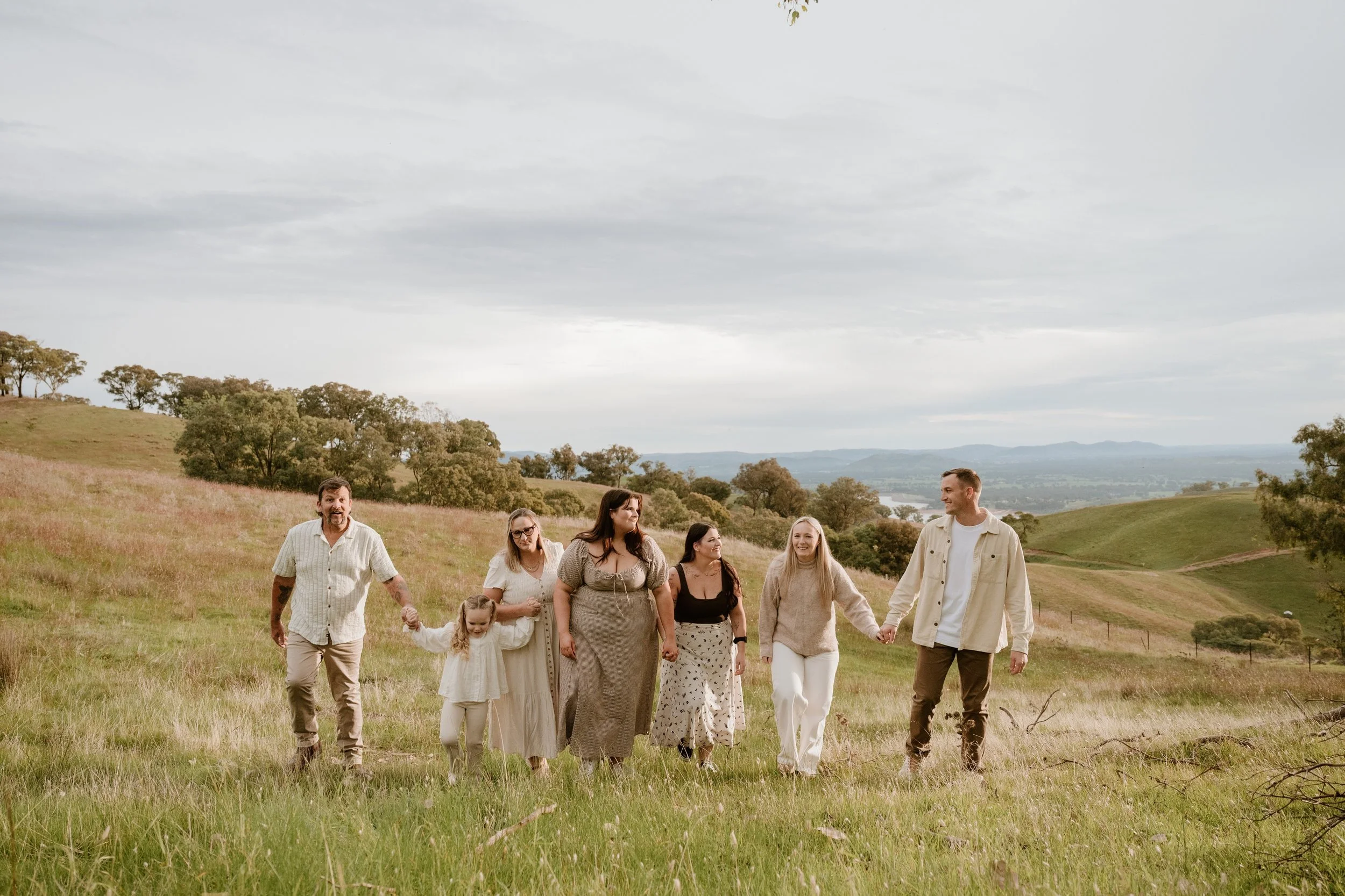 We all love blue skies, but clouds actually make for some beautiful diffused light for photos. But a pop of sun through the clouds, right at the end of your session? Divine 👌

#alburyfamilyphotographer #wodongafamilyphotographer #extendedfamilysessi