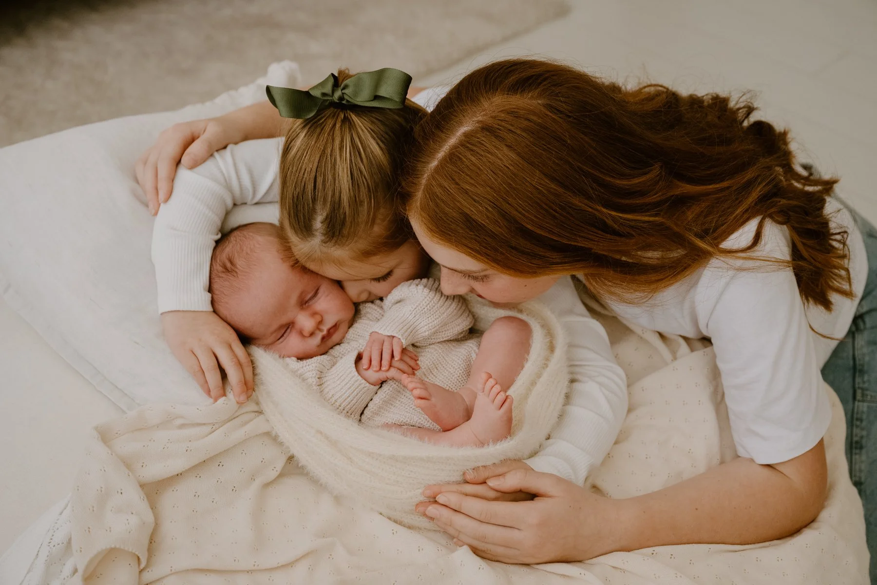 Bodhi and his big sisters. He's one very loved little boy!

#alburynewbornphotography #wodonganewbornphotography #alburywodongaphotographer #newbornphotography