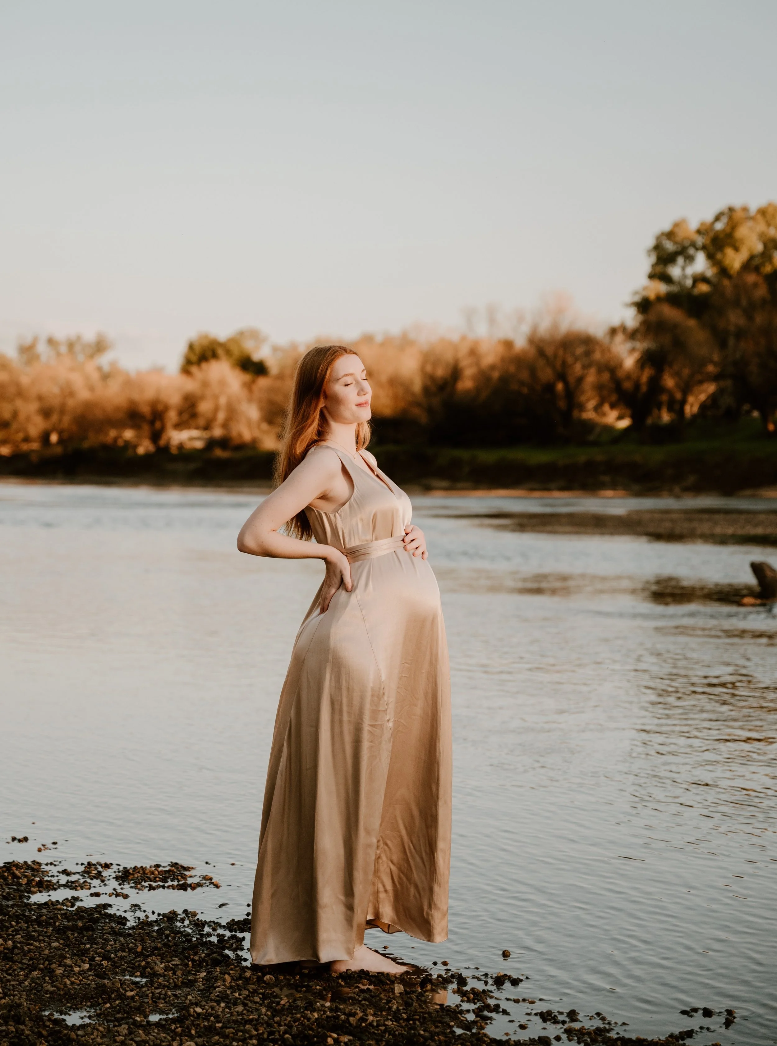 Akeema &amp; Alistair. A beautifully mild Winters day and a couple brave enough to dip their toes in the Murray.

Akeema wore two outfits from my client wardrobe. I bring along a little pop up change tent for easy outfit changes. A dress and a robe a
