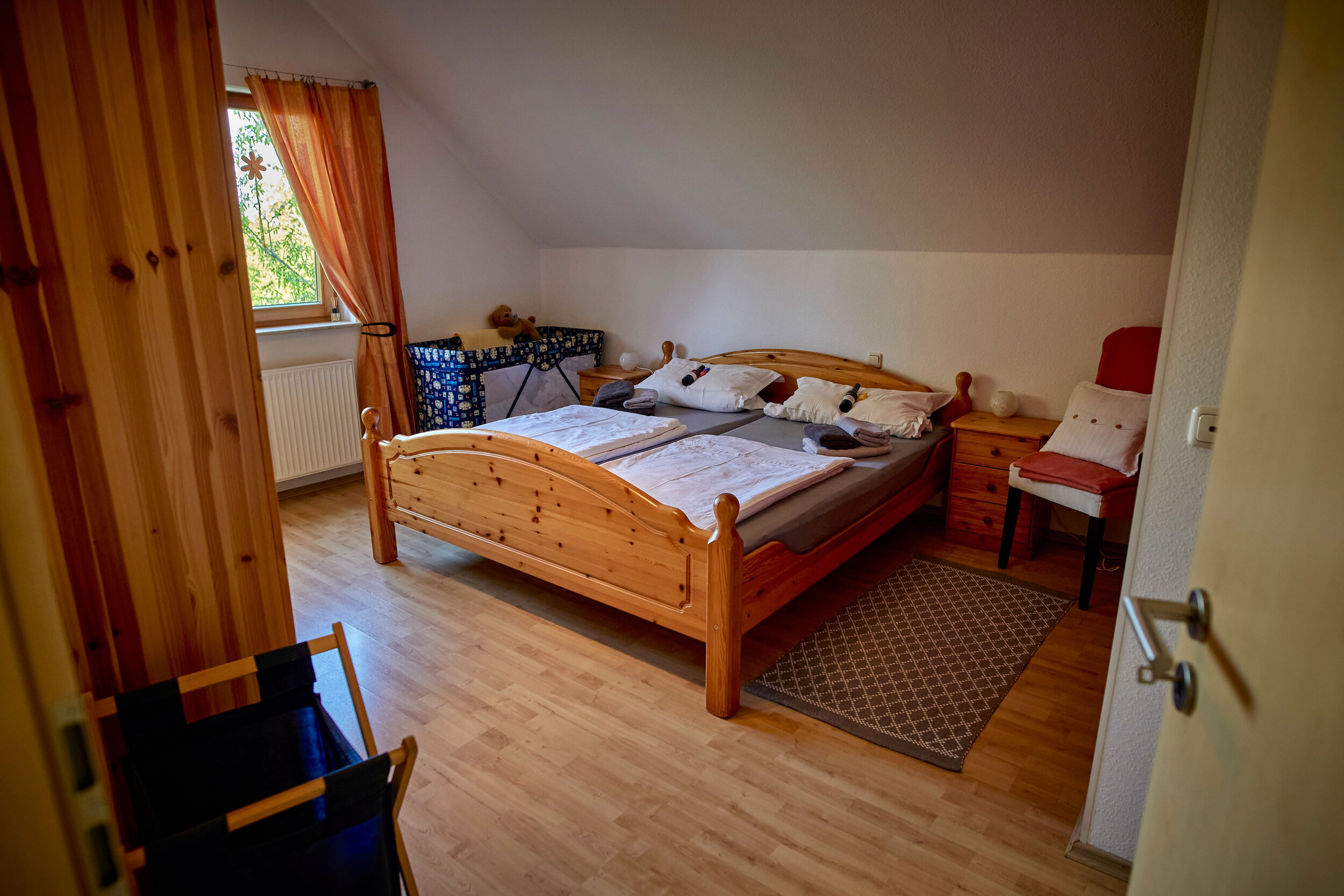 Ferienwohnung-Weingut-Kastanienhof-Bodenheim-Rheinhessen-Schlafzimmer-mit-Doppelbett.jpg