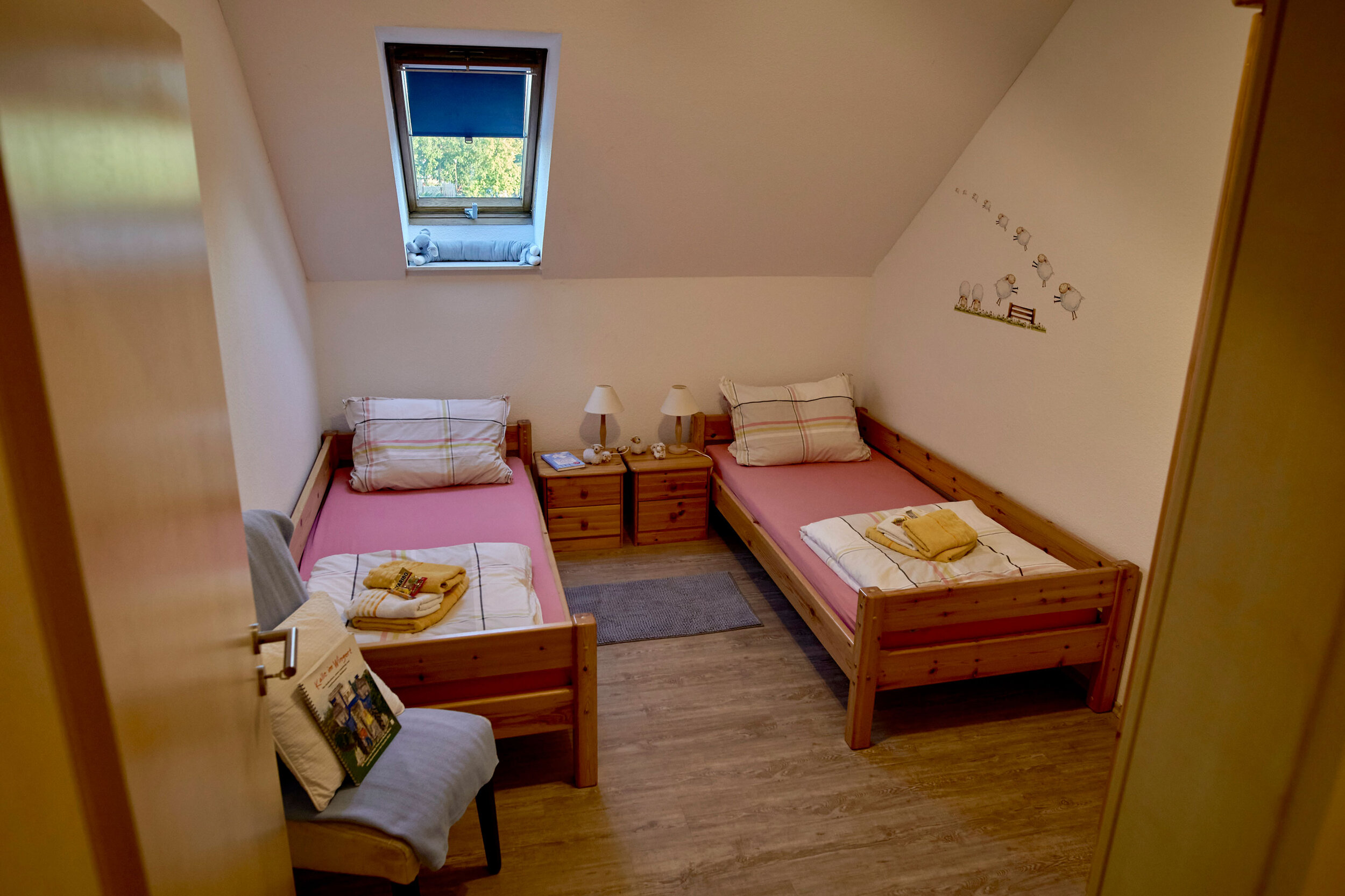 Ferienwohnung-Weingut-Kastanienhof-Bodenheim-Rheinhessen-Schlafzimmer-mit-Einzelbetten.jpg