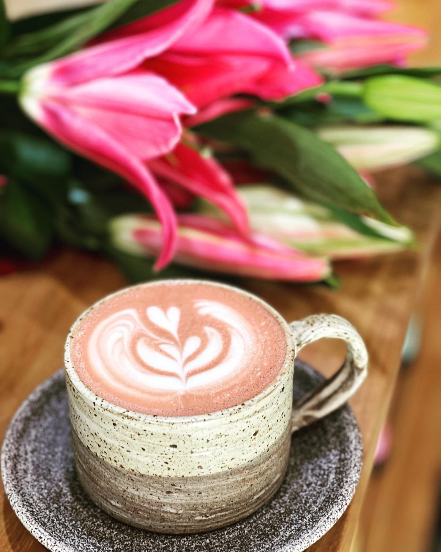 &ldquo;Hello coffee and flower lovers, let&rsquo;s begin.&rdquo;
Bloody Red Velvet latte with a dose of lilies on the side @cafebloombali @thebaliflorist

. . . 
Caf&eacute; Bloom Bali
coffee | tea | pastries
#goodfood #goodmood 
Serving Mon-Sat from