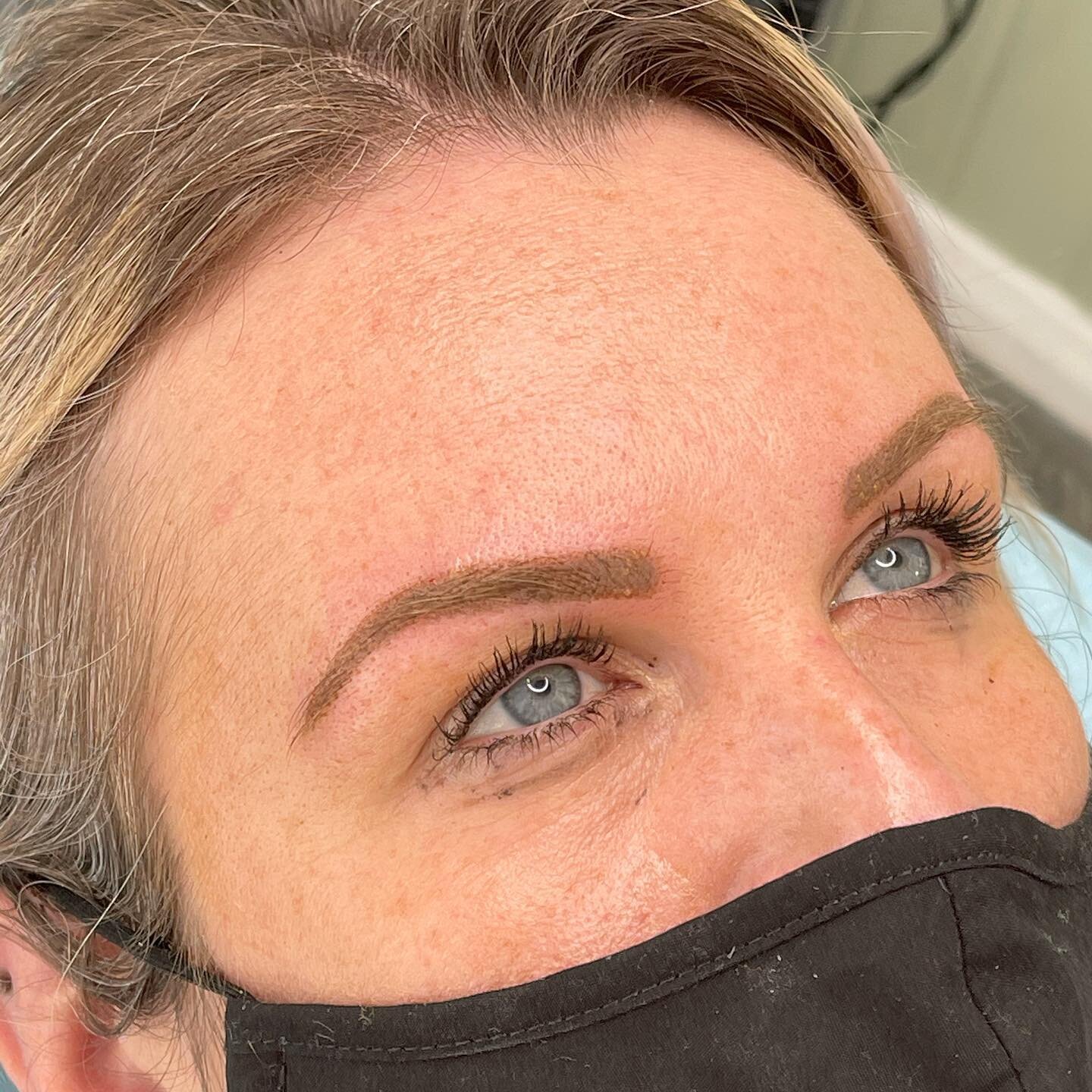 Brows can really frame your face, look at those beautiful blue eyes 🤩💕 #helenrobinsonpmu #powderbrows #semipermanentmakeup