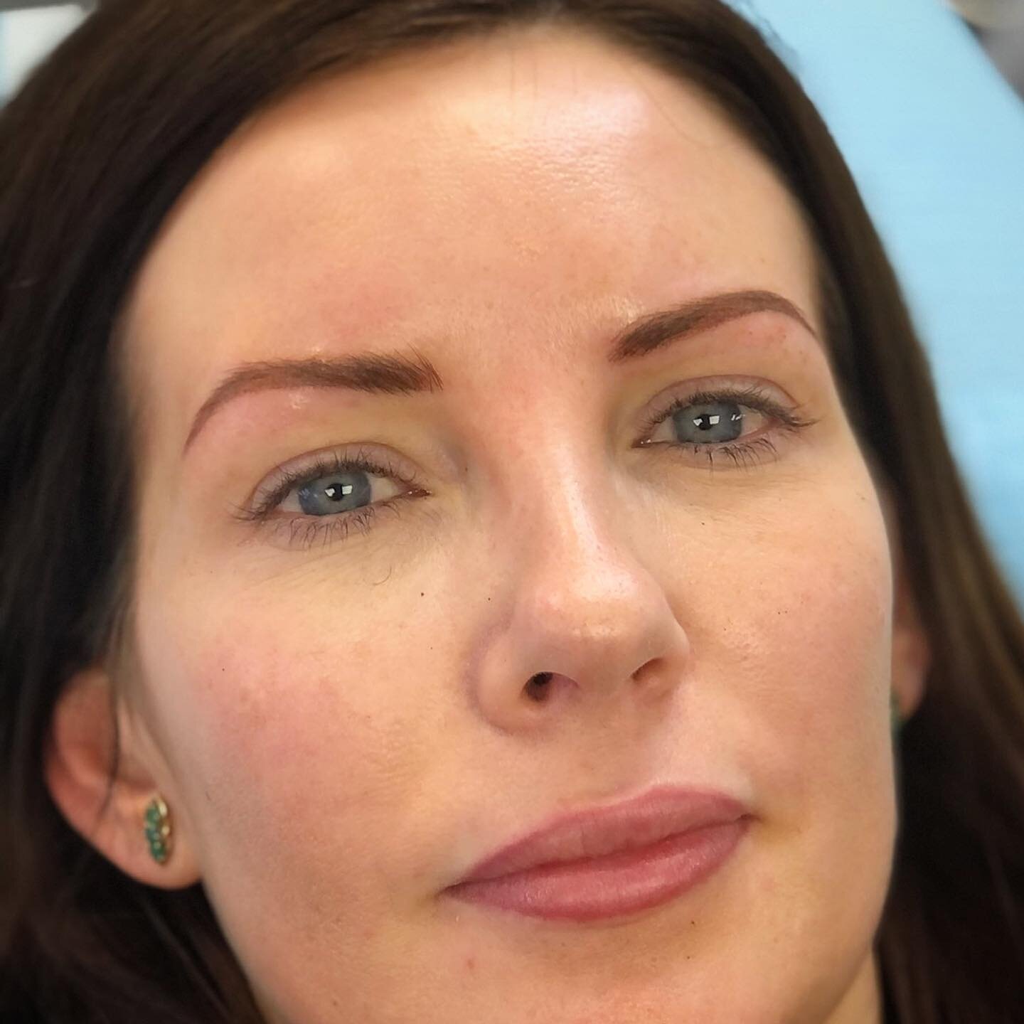 Another beautiful lady with amazing skin 😍 not all brows need to be big and bold brows to suit your face and choice.  #helenrobinsonpmu #pmubrows #powderbrows