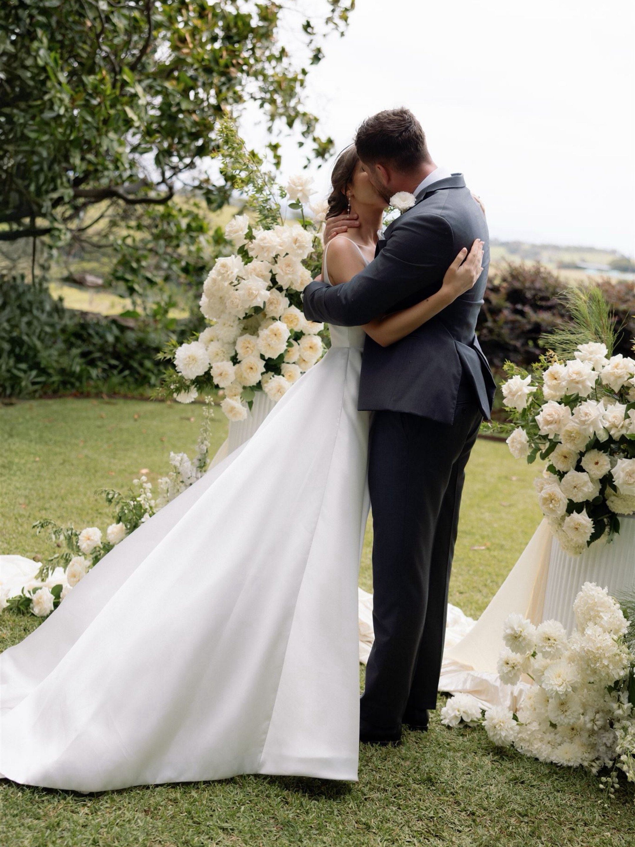 Tia &amp; Ryan, at @greyleigh.kiama 🤍

I&rsquo;ve photographed at Greyleigh in every kind of weather imaginable - from scorching summer afternoons to torrential rain, wild winds and everything in between. And yet somehow, it never loses its magic.

