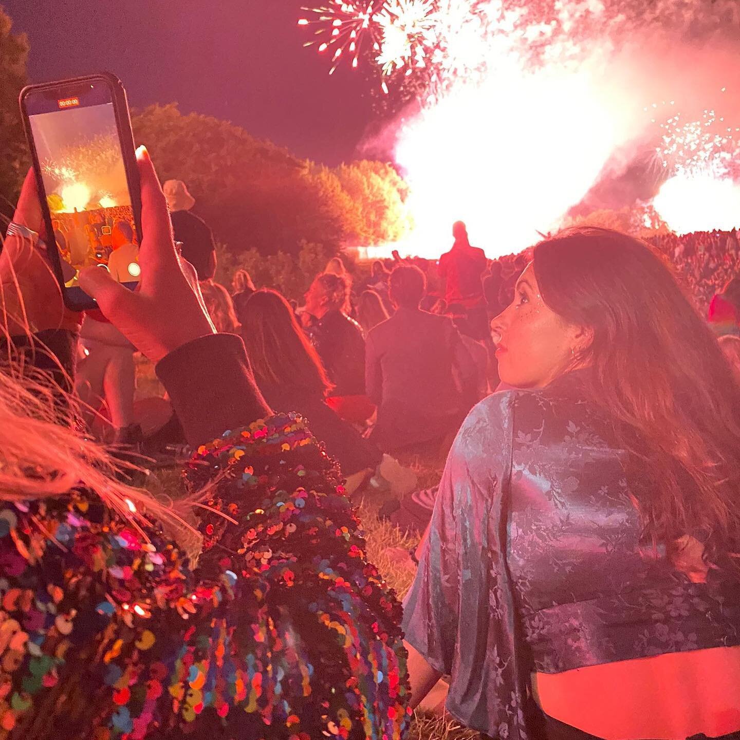 Pure magic, joy, sparkle and bliss. Nowhere else like it on Earth 🌈 #glastonbury