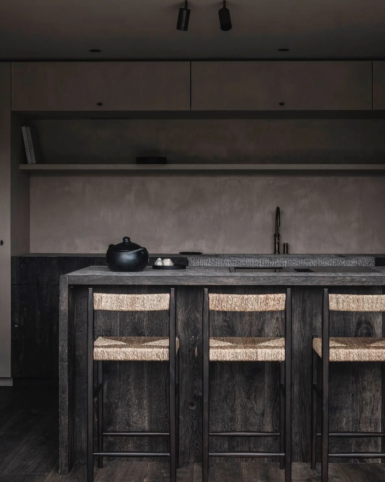 Dark kitchen. 

Design - @vesperprojects 
Picture - @tijsvervecken
