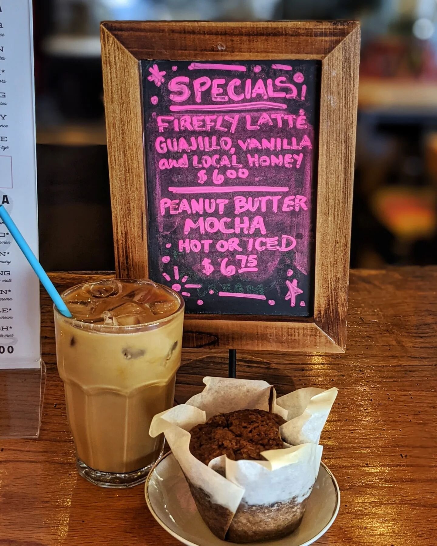 💡FIREFLY LATTE 💡
Itching for fall and sad that you can't just force a heat wave into hibernation? This one is for you. Deep smoky guajillo chili, local honey and a touch of vanilla. We think this is the perfect late summer, wish it was fall gateway