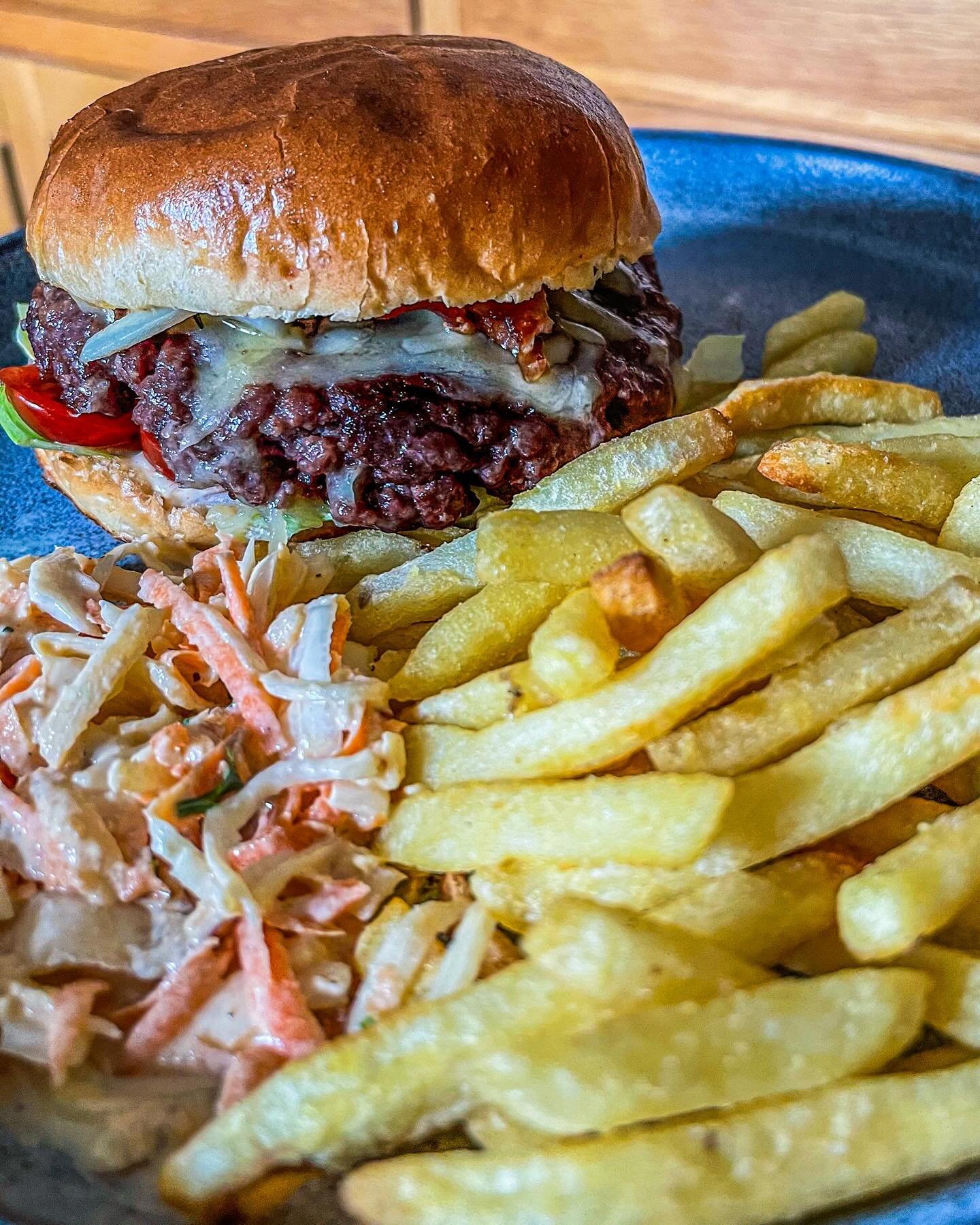 First nice weekend of the year, so out comes the BBQ 😀. A juicy burger from my local butcher @griffithsbutcherwells topped with nice slice of our Matureman cheddar of course 🧀🍔 

#cheeseburger #matureman #sunshine #bbq