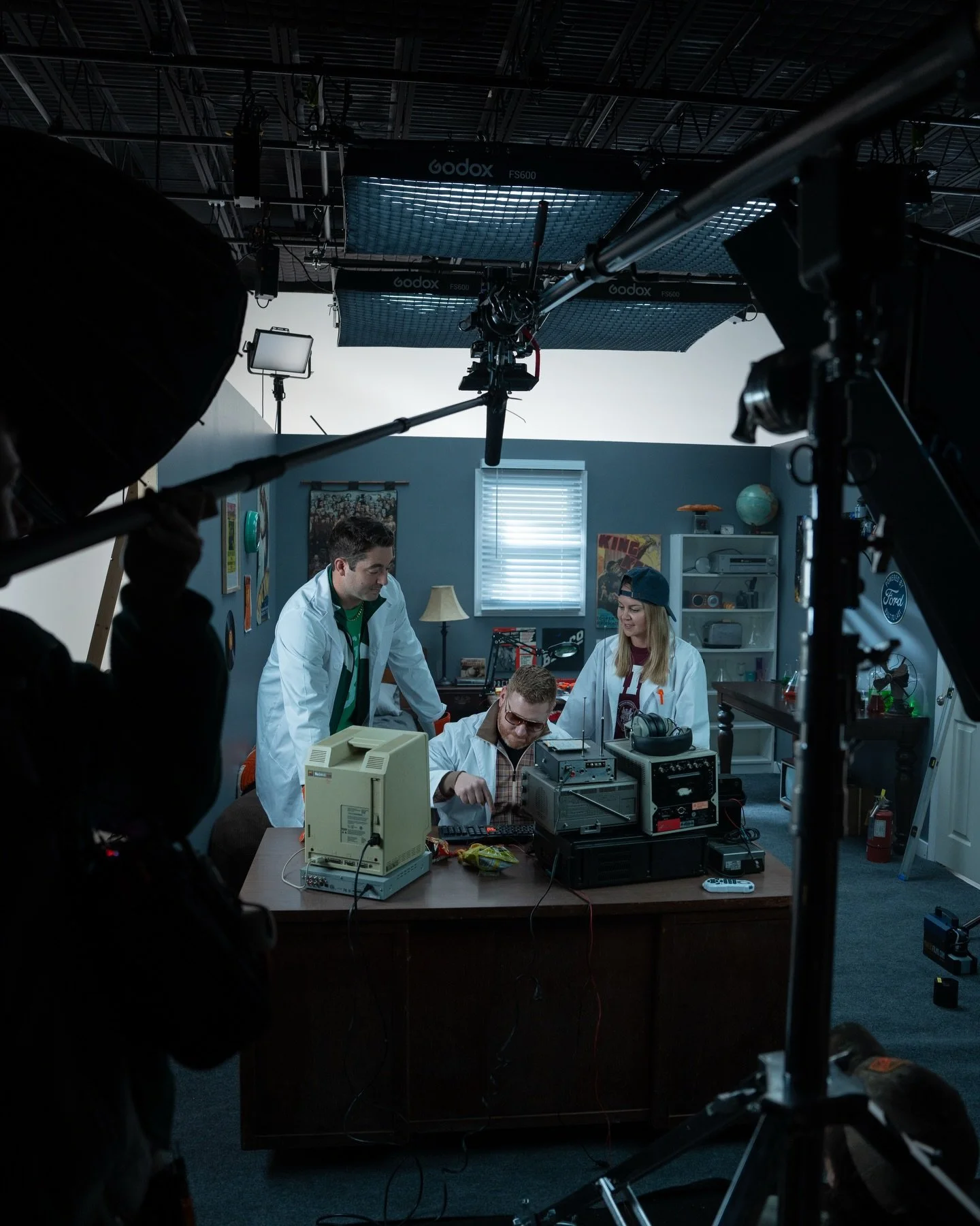 One year ago; Toast x Weird Science x That &lsquo;70s Show 💥

Never got around to sharing these photos but this was a huge production from the end of 2024 in the beautiful @blubearstudio🔵🐻

S/O to @paperboymediagroup for putting together this kill