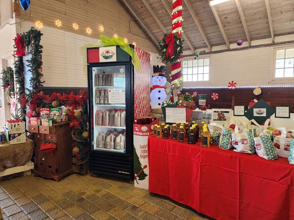 Orchard Valley Farm apple cider pressed todayavailable at the Strathmeyer Christmas 🎄 York Fairgrounds location and Olde Forge Family Farm.