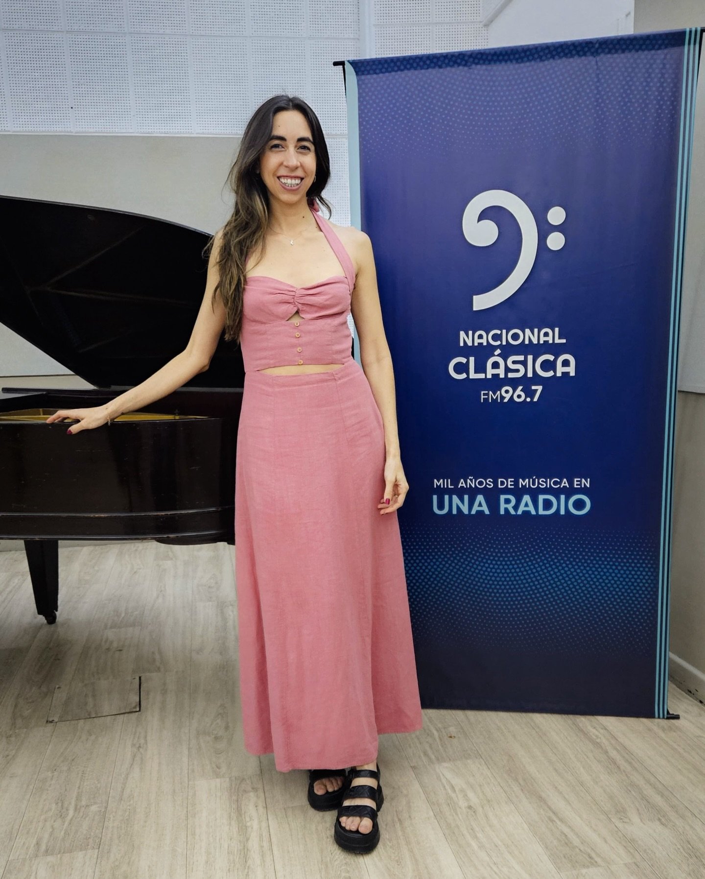 📻 Feliz y honrada de haber pasado por @nacionalclasica967 esta tarde con @eduvigespicone! Gracias @boris_laures por la invitaci&oacute;n &hearts;️🥰🙏🏼

#confuoco #mezzosoprano #buenosaires #argentina #radionacionalcl&aacute;sica @lucianoblueberryp
