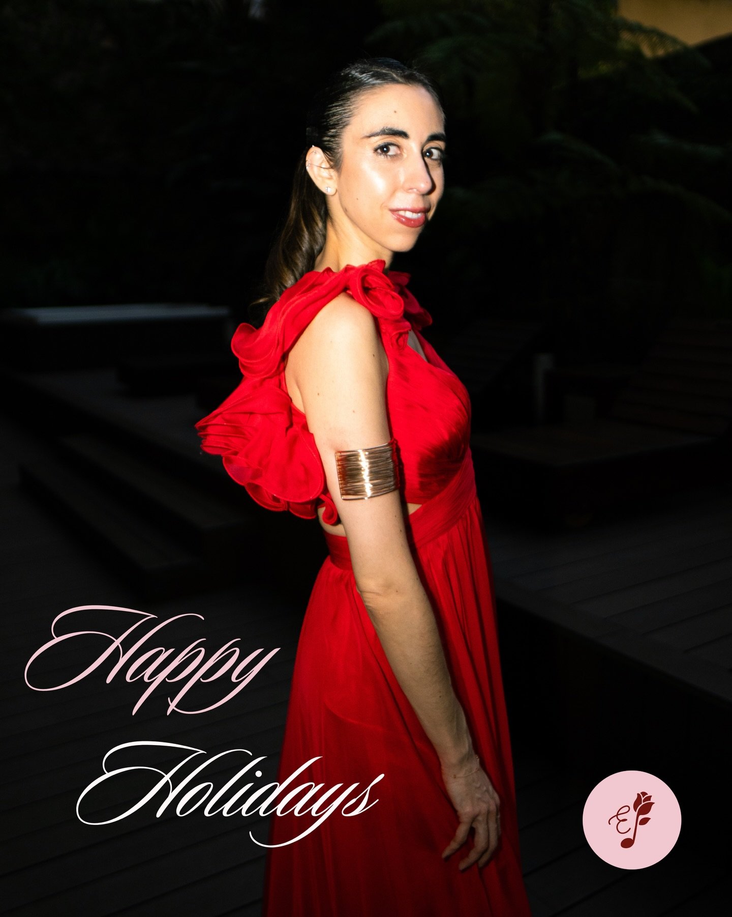 Happy Holidays! Felices Fiestas! Joyeuses F&ecirc;tes! Buone Feste! 💫❤️&zwj;🔥🌹💋🥂 

Wishing you all a peaceful closure of 2025 and exciting anticipation of 2026!

📸 @victoriaalfonso_ | @somos.moka