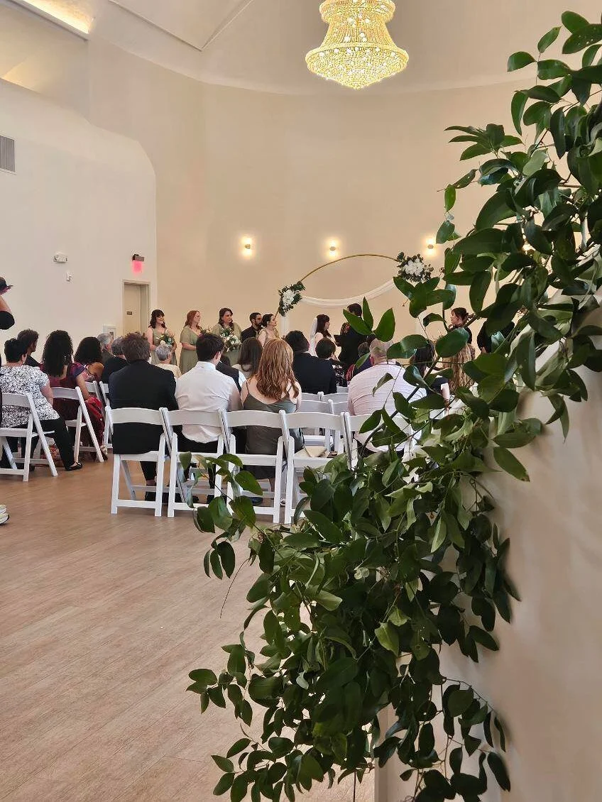 No matter your wedding color scheme, you can always add a little more *greenery* 🍃 

Among our many dazzling services, Elliot Events offers staircase &amp; signage greenery installation to make your entrance pop ✨ 

Chit chat with katie@theelliotcle