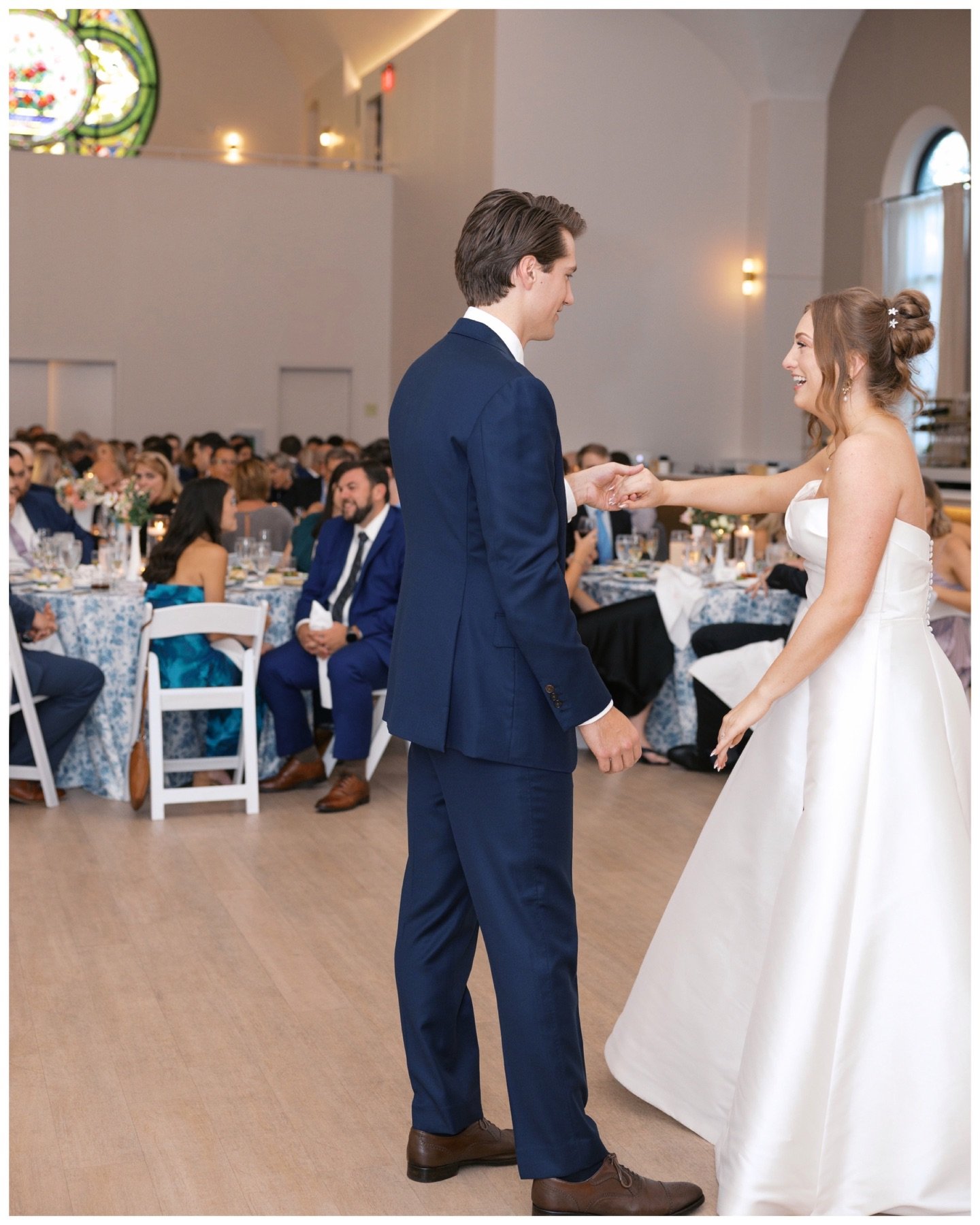 Feeling anything but blue on this dazzling Floor Plan Friday 💙 

Lauren &amp; Jack surrounded themselves with their &ldquo;Something Blue&rdquo; for their gorgeous September wedding. They showcased their stunning bridal party at a long table in the 