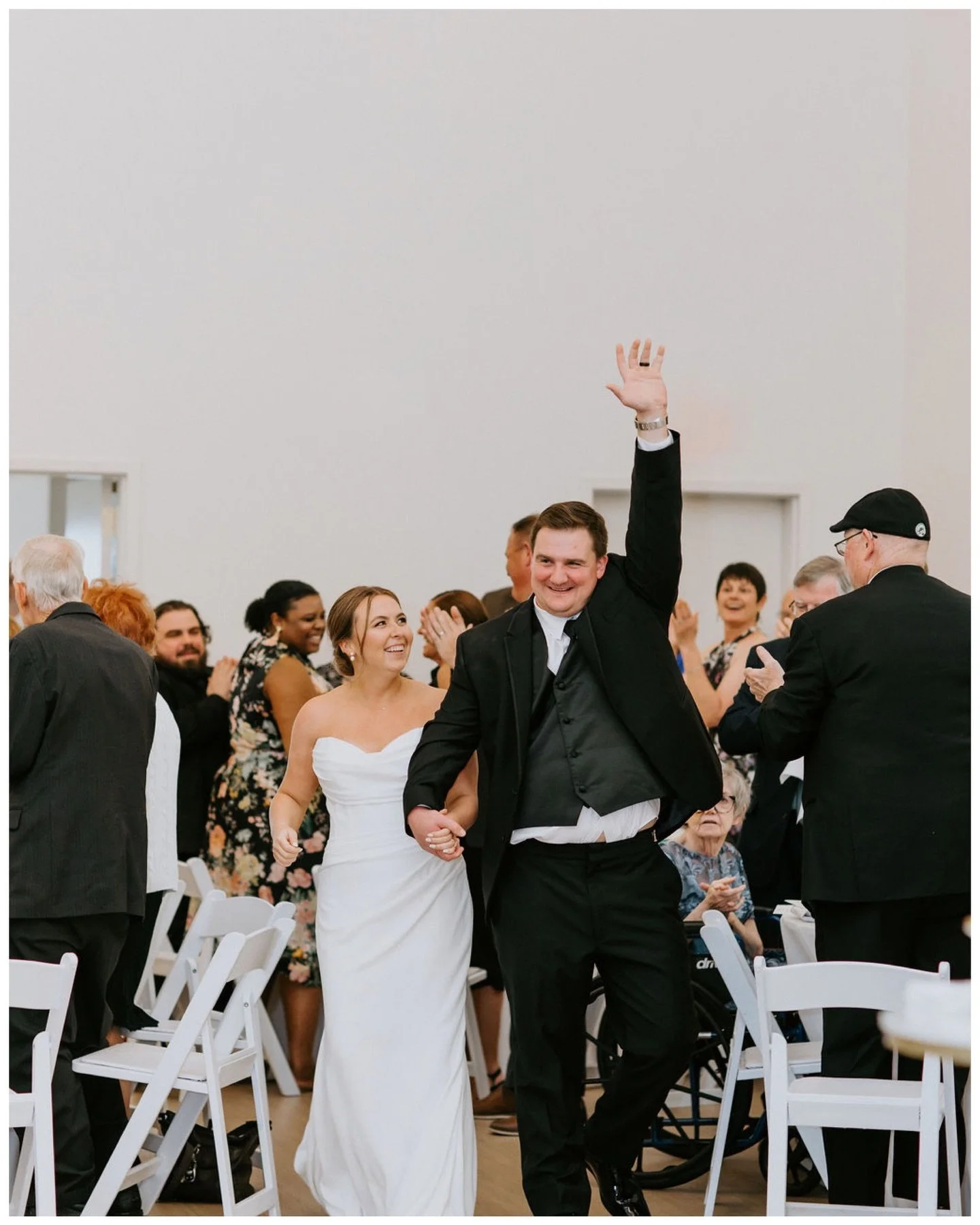 You&rsquo;re in for a very happy Floor Plan Friday today✨

Rebecca &amp; Owen&rsquo;s spring wedding was full of main character moments! The couple walked into the ballroom with their cake on display right in the middle, perfect for cutting right awa