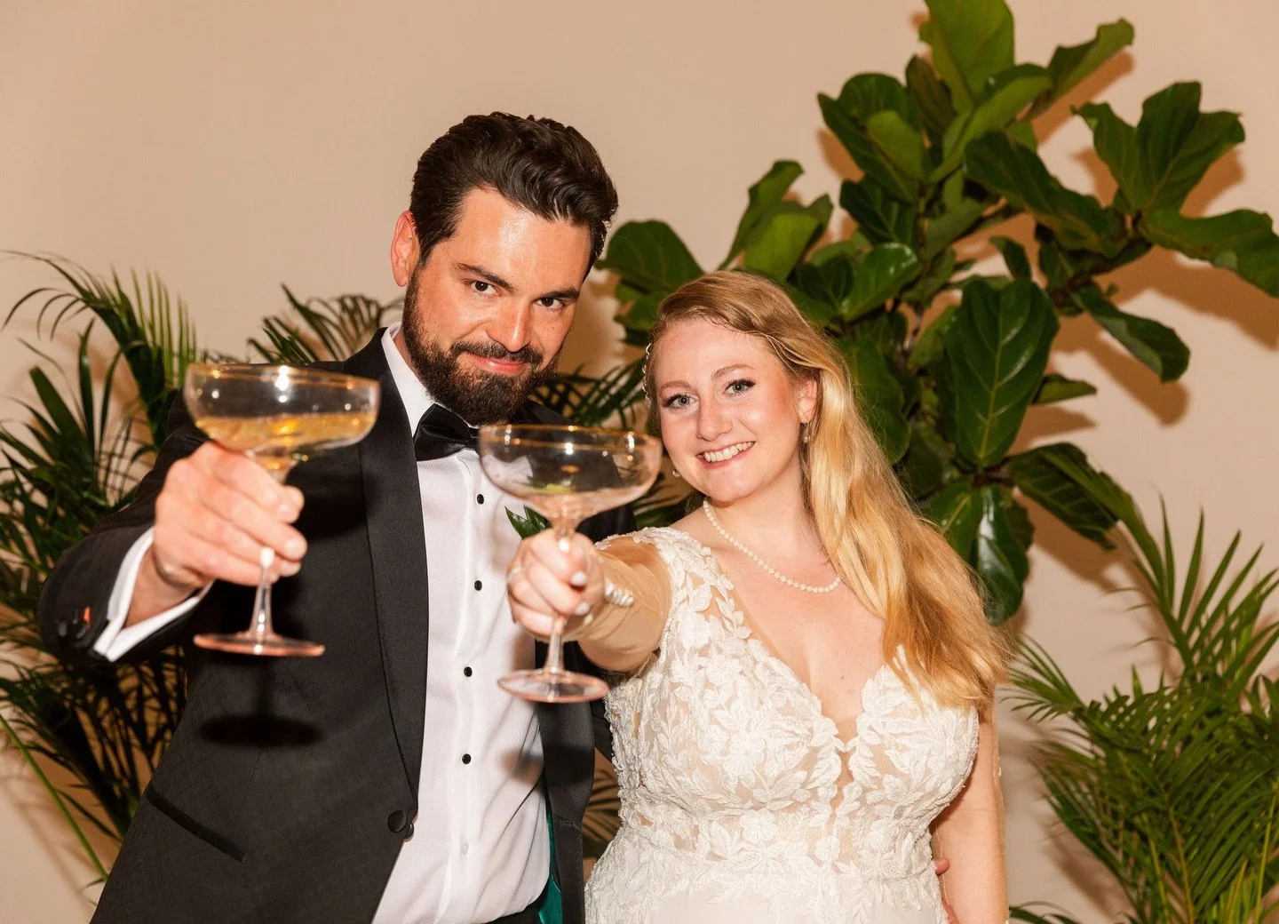 It&rsquo;s time to party with a new installment of Floor Plan Friday🪴 

Madeline &amp; Will&rsquo;s gorgeous and green May 2024 wedding was full of good vibes, good vines and @urbanplantingcleveland plants! The room featured round tables throughout 