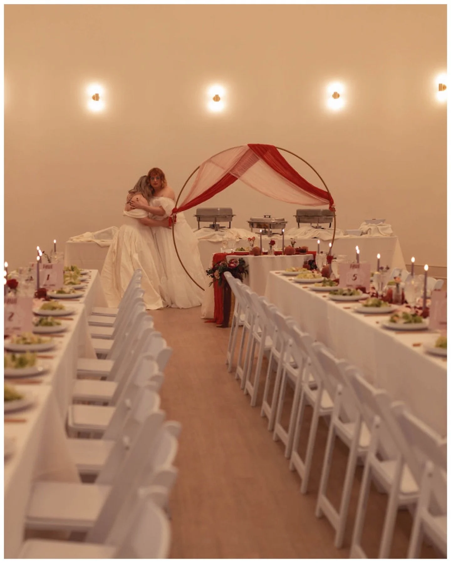 Welcome to a romantic Floor Plan Friday💕

Sydney &amp; Winter&rsquo;s late January wedding had a gorgeous Valentine vibe with pink, purple, red, and maroon hues, and even some pomegranate d&eacute;cor 💘 

The two opted for a sweetheart table overlo