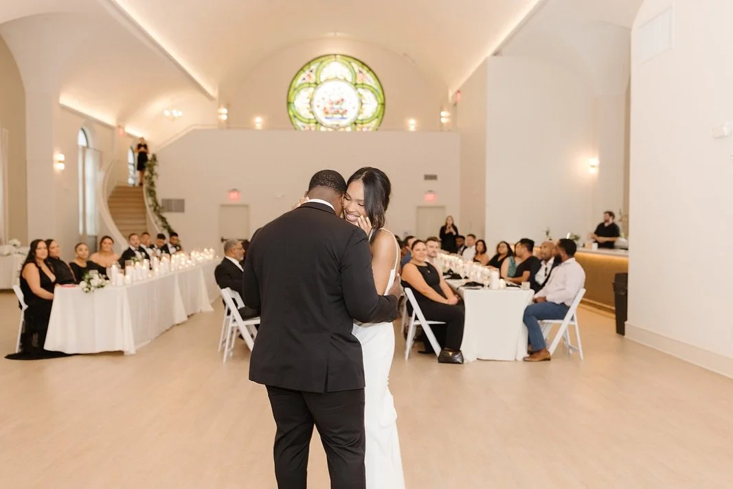 Itttttt&rsquo;s Floor Plan Friday&trade;️ and we&rsquo;re so excited you&rsquo;re here ✨

Nakeisha &amp; David&rsquo;s intimate micro wedding featured a long head table parallel to two guest tables. Plus, the couple opted for cocktail tables near the