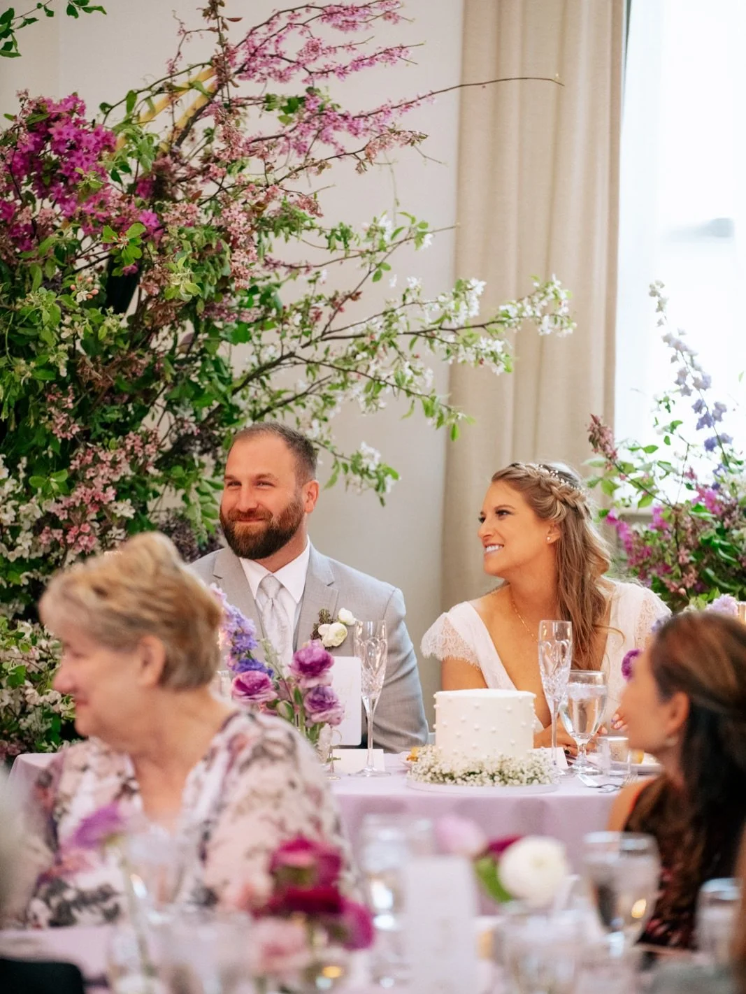 Cheers to a new Floor Plan Friday🥂

Molly &amp; Bill&rsquo;s spring wedding was full of beautiful blooms and gorgeous vibes! The couple opted for round tables throughout the venue with a sweetheart table overlooking their room of friends and family 