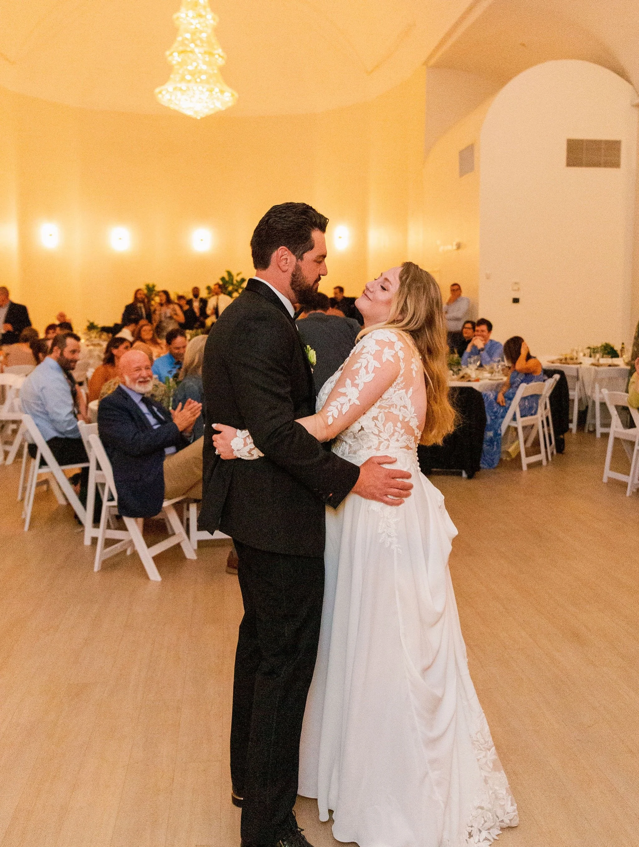 Welcome to a LUSH Floor Plan Friday 🌿

Madeline and Will&rsquo;s spring 2024 wedding was fresh and full of life with adorable plants in every corner 🌱

The two opted for a sweetheart table at the head of the venue under the crystal chandelier with 