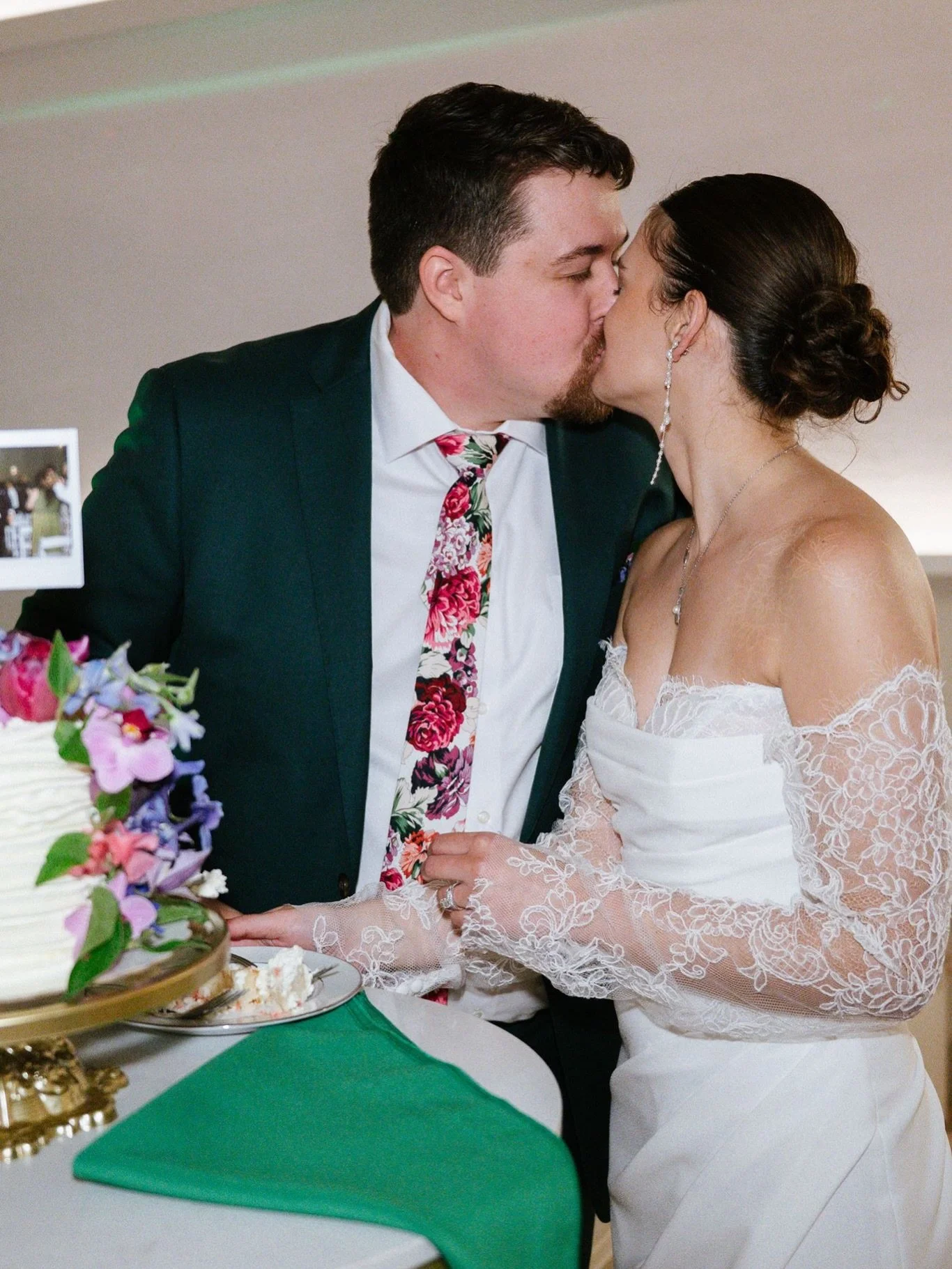 Time for a very floral Floor Plan Friday 🌷

Hannah &amp; Alec&rsquo;s spring wedding was brimming with vibrant bouquets and lots of personal touches! The duo opted for a central dance floor with a mix of circular and rectangular tables on both sides