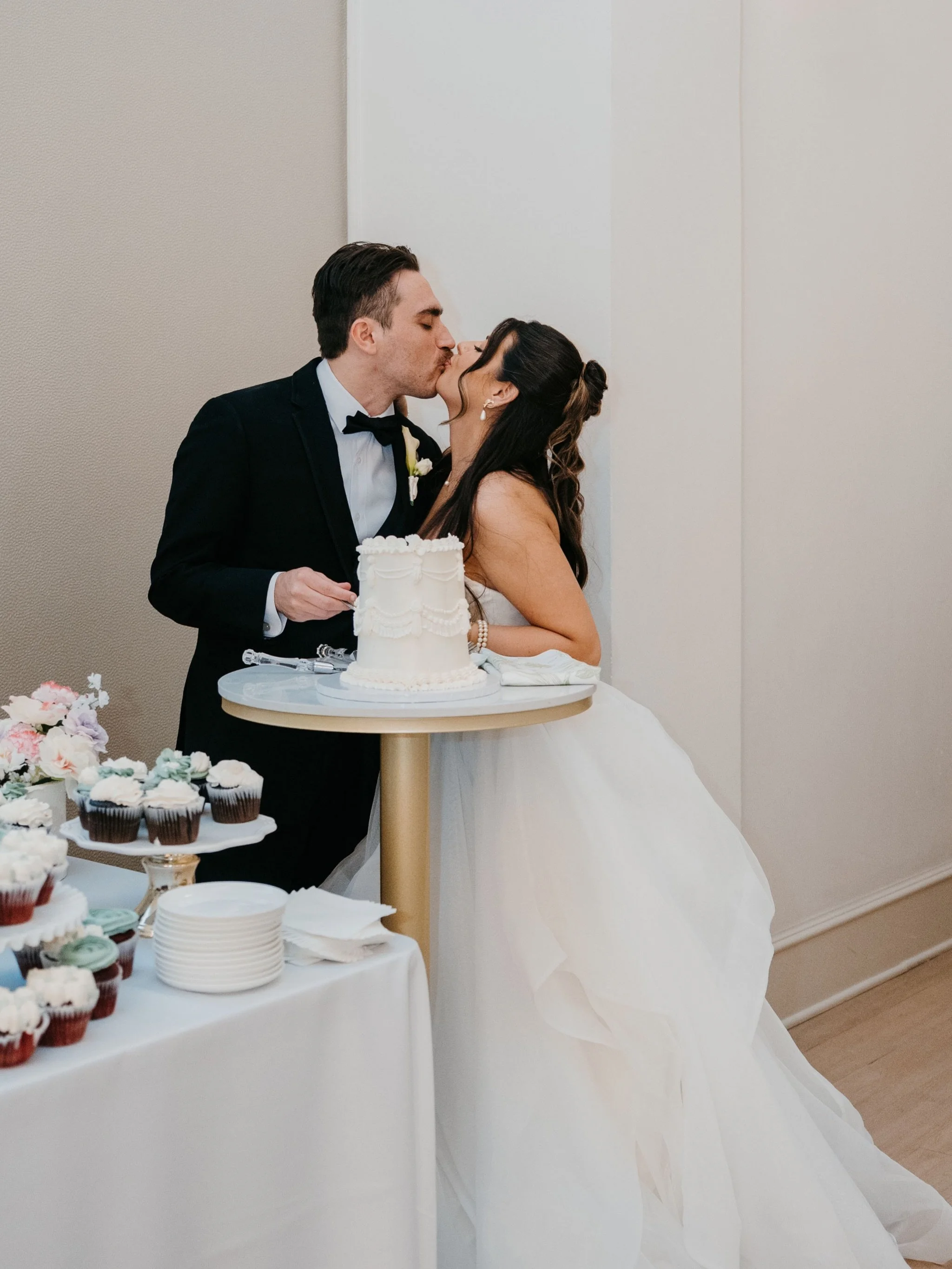 You know it, you love it&hellip;&hellip;..It&rsquo;s Floor Plan Friday 🩵

Featuring&hellip;the iconic Julianne &amp; Mick Rawley! This duo opted for round tables all around the space, with a central dance floor and a long head table under the crysta