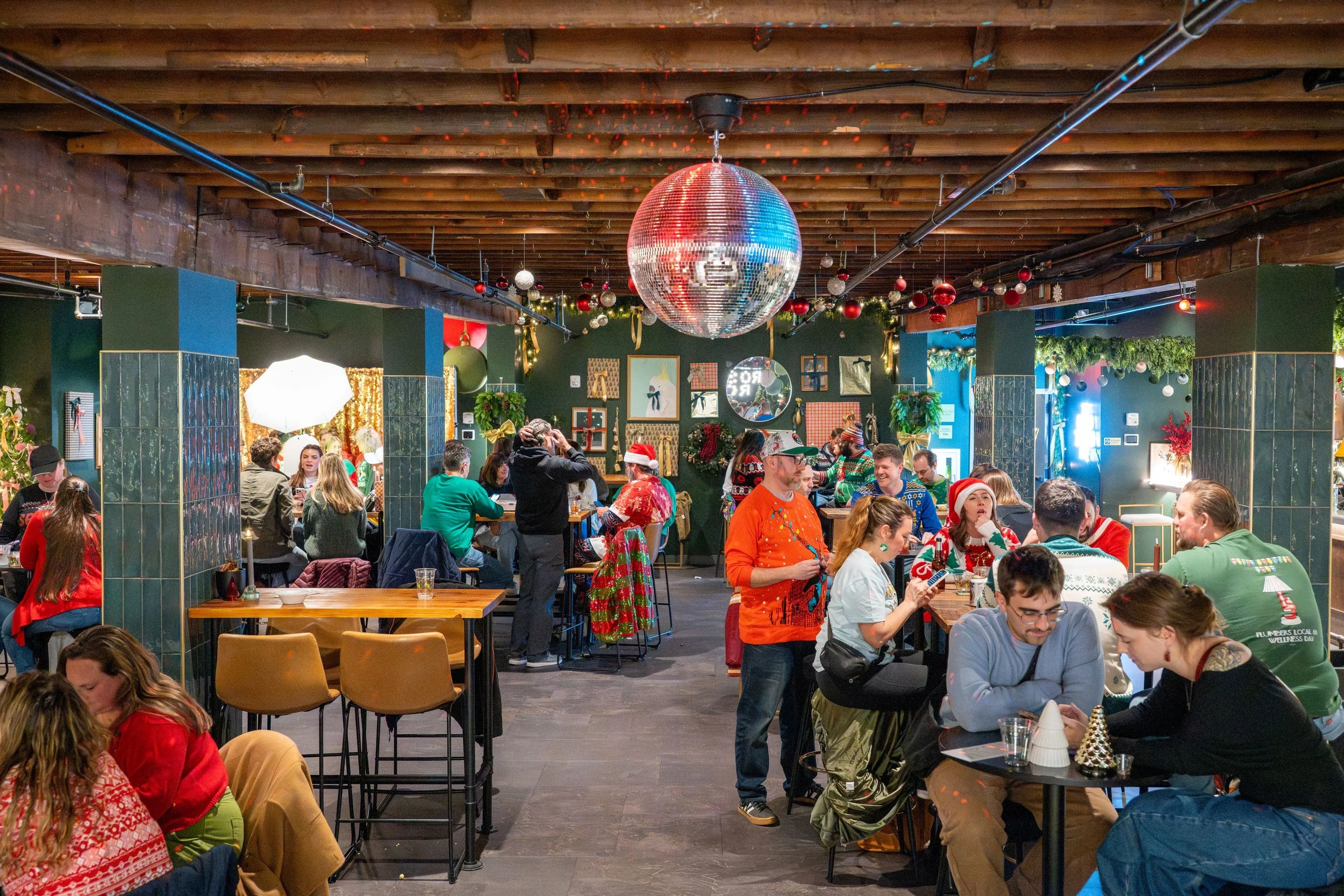 GoodTidingsBarHolidayTrivia-12.20.25-148.jpg