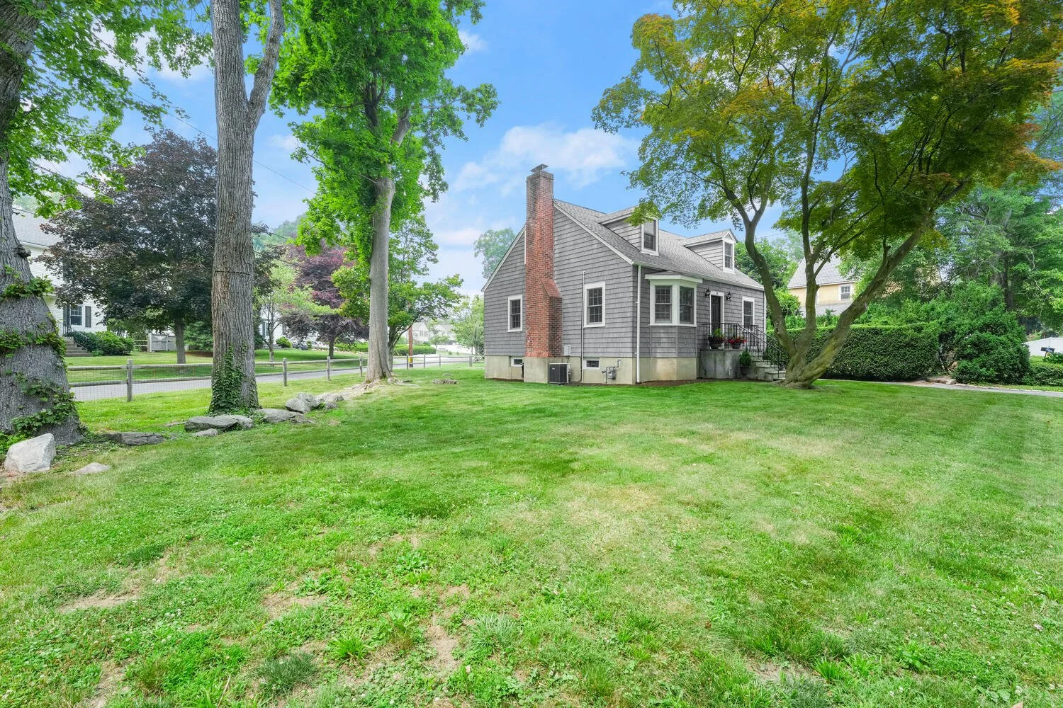24 Taylor Dr Cos Cob CT 06807-large-039-096-036-1500x1000-72dpi.jpg