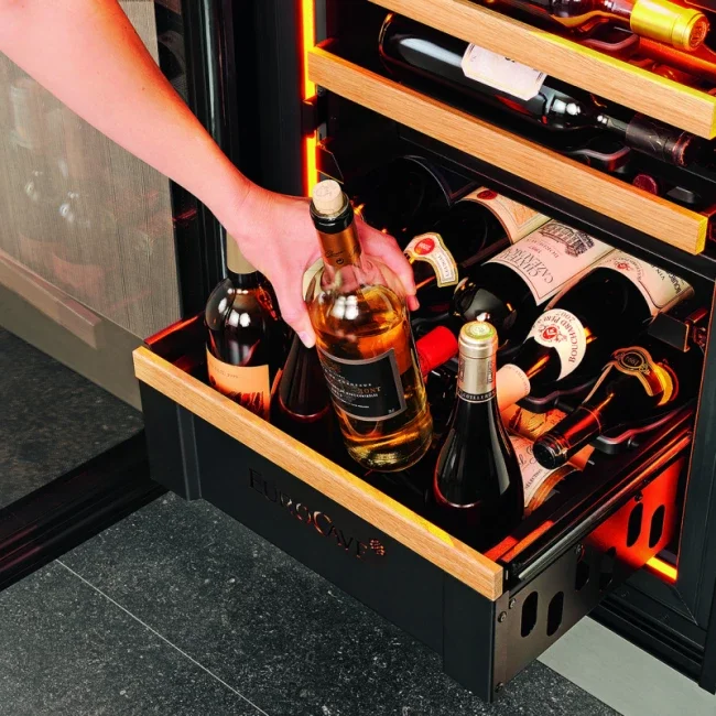clayette-coulissante-service-bouteille-ouverte-debout-cave-a-vin-encastrable-eurocave.jpg.webp