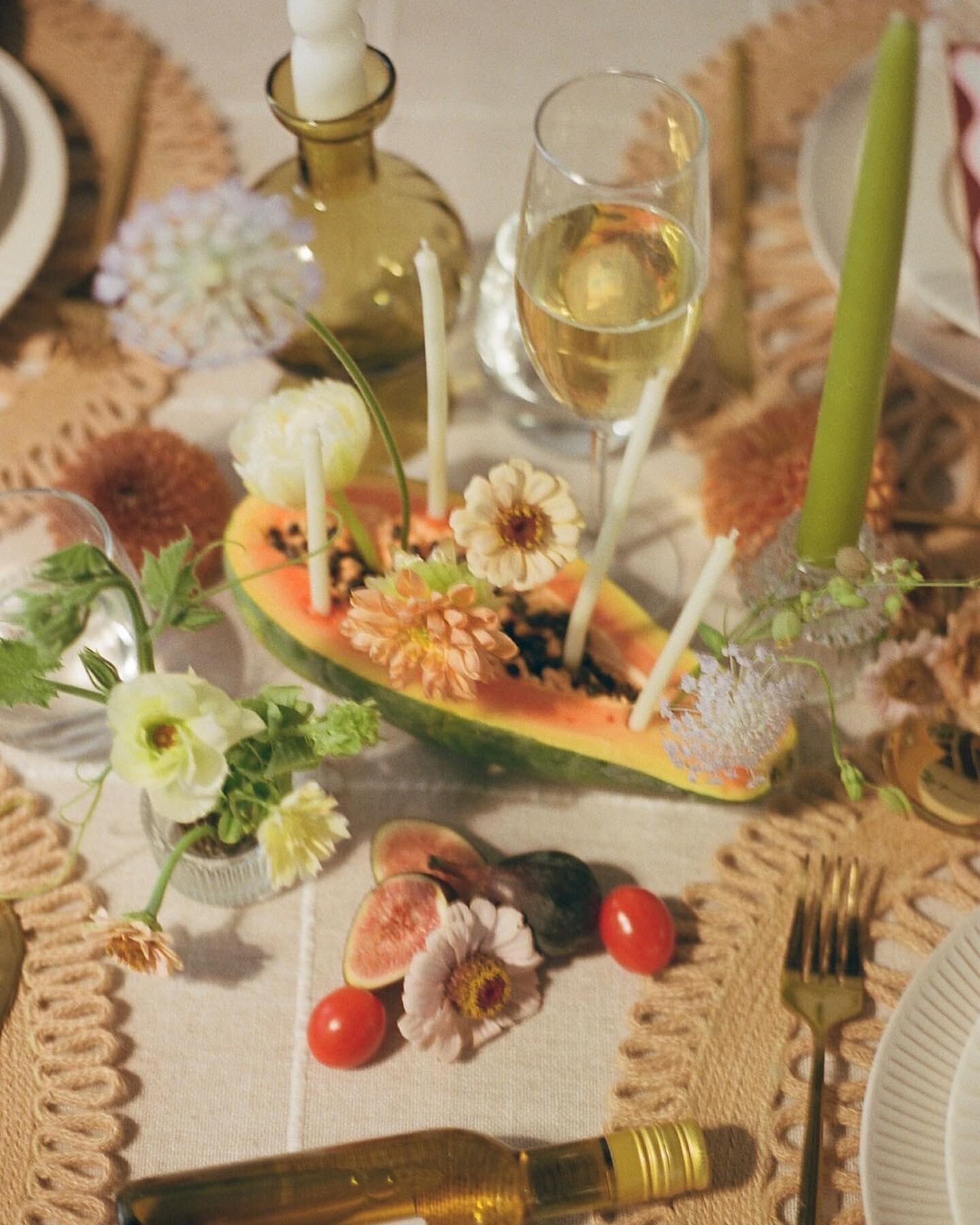 Minimal doesn&rsquo;t necessarily mean scarce. Intentionality is what makes for a soulful and artistic design. Tell me these thoughtful details don&rsquo;t make this tablescape ooze with character. 
&bull;
Photo &amp; creative genius: @emmalauren.pho