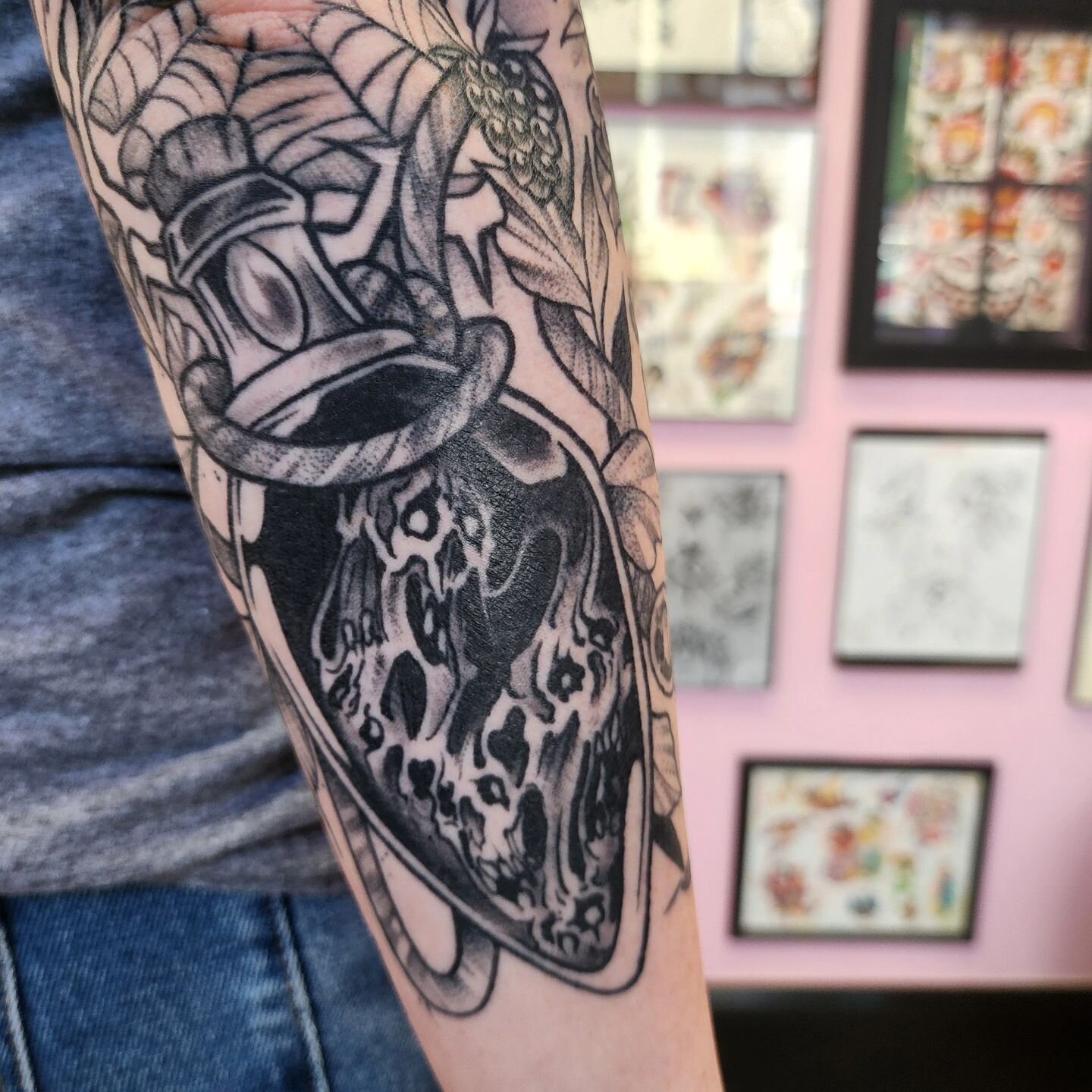 🏺 Healed 🏺
@ashbrownss15 has one of my favourite potion bottles, thanks for all the trust pal!
Swipe to see Ashley's blackwork sleeve,all healed except a little.guy we did on the inner forearm this afternoon, not pictured because it's a secret and 