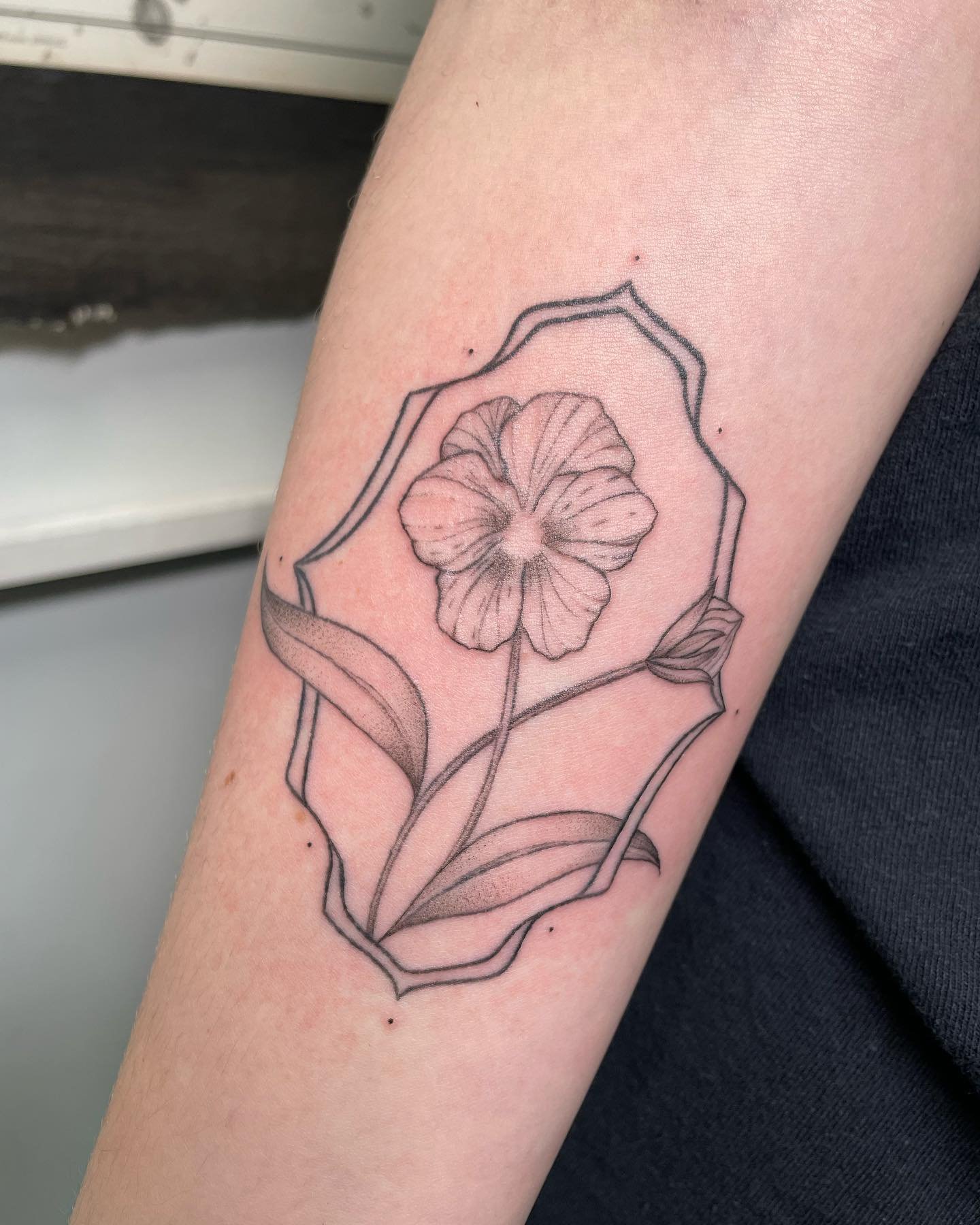 Loved seeing this healed and settled ; added some shading and a few minor touchups! Thank you always Mik 🌟💖 #finelinetattoo #artdecotattoo #pansytattoo