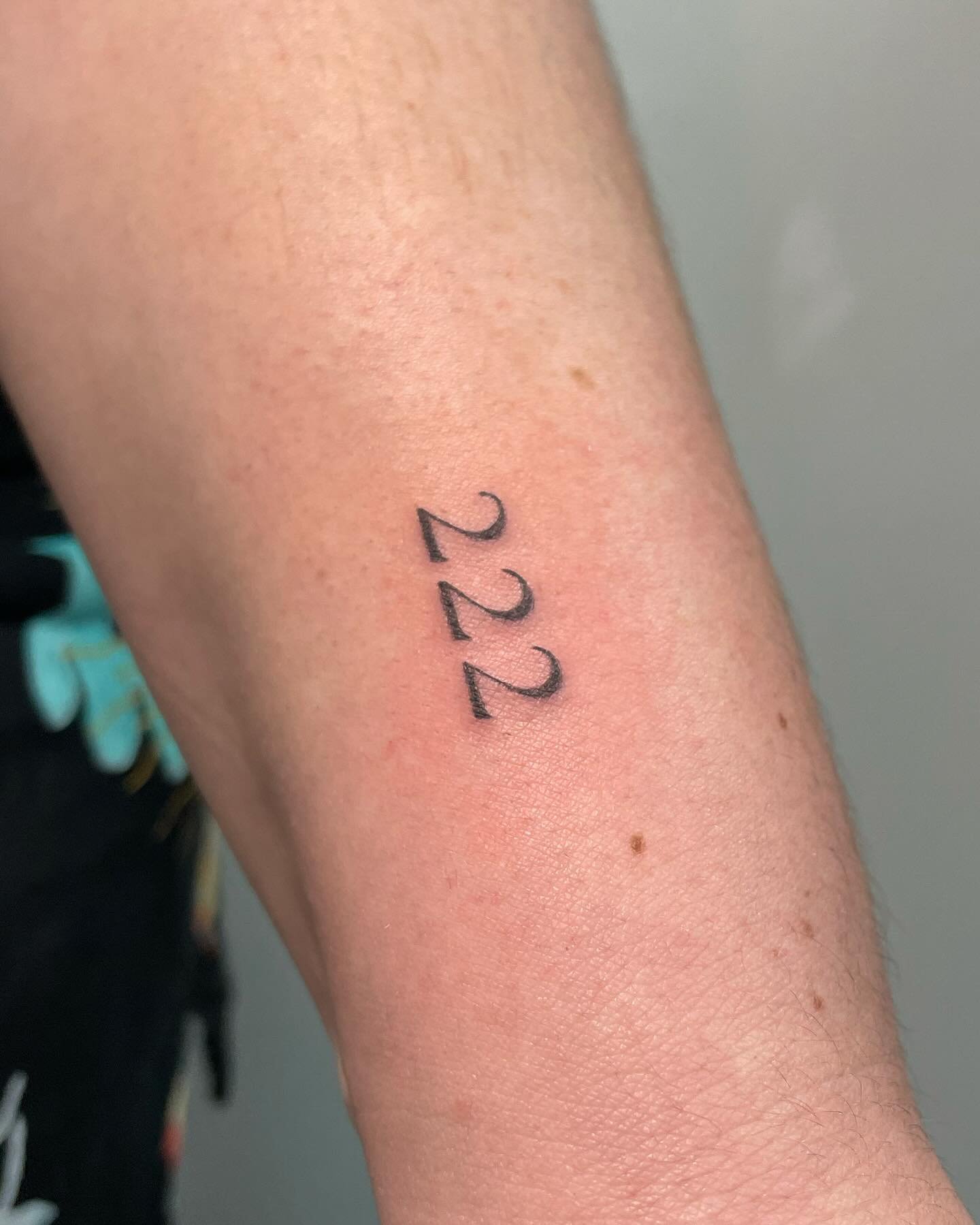 crispy clean 222 🌀🩵🌟 thank you for a lovely session Abby!! 🥰 #222 #angelnumbers #angelnumbertattoo #magic #tattoo #tattooartist