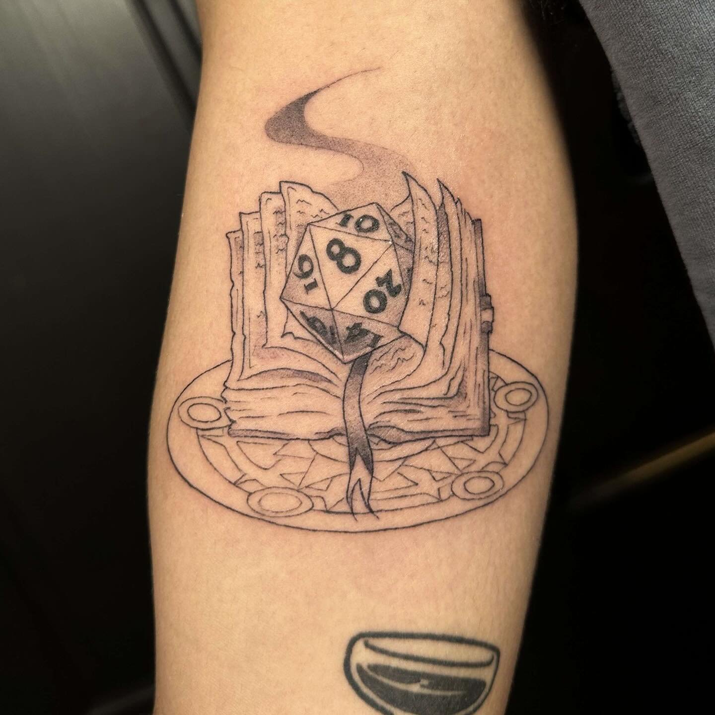 A super fun d20 with spellbook and runes for Diego!! God I love dnd so much pls come and get dnd tattoos and tell me all about your characters 🥹
.
.
.
.
.
.
.