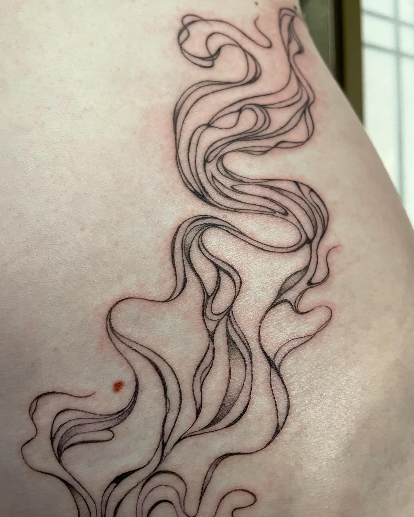 love love loved doing this custom - drawn-on - streamline for Lou 🌀 wraps around the hip bone up this side &mdash; thank you so much for your trust in the process!!! would love to do more delicate streams like this 💙 #streamlinetattoo #finelinetatt