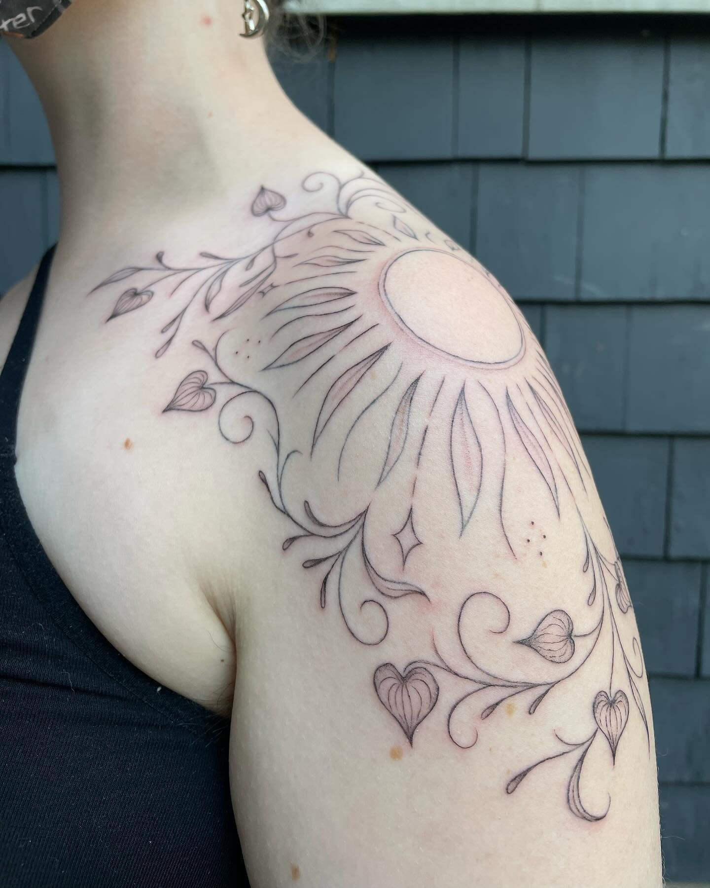this one has been in the WORKS!!!! thanks for your patience with the process Skye 🩵 2 sessions of drawing and lining, final touchups and shading today ⭐️ you just can&rsquo;t get that flow with the body without drawing it on!!! sun, yam leaves, vine