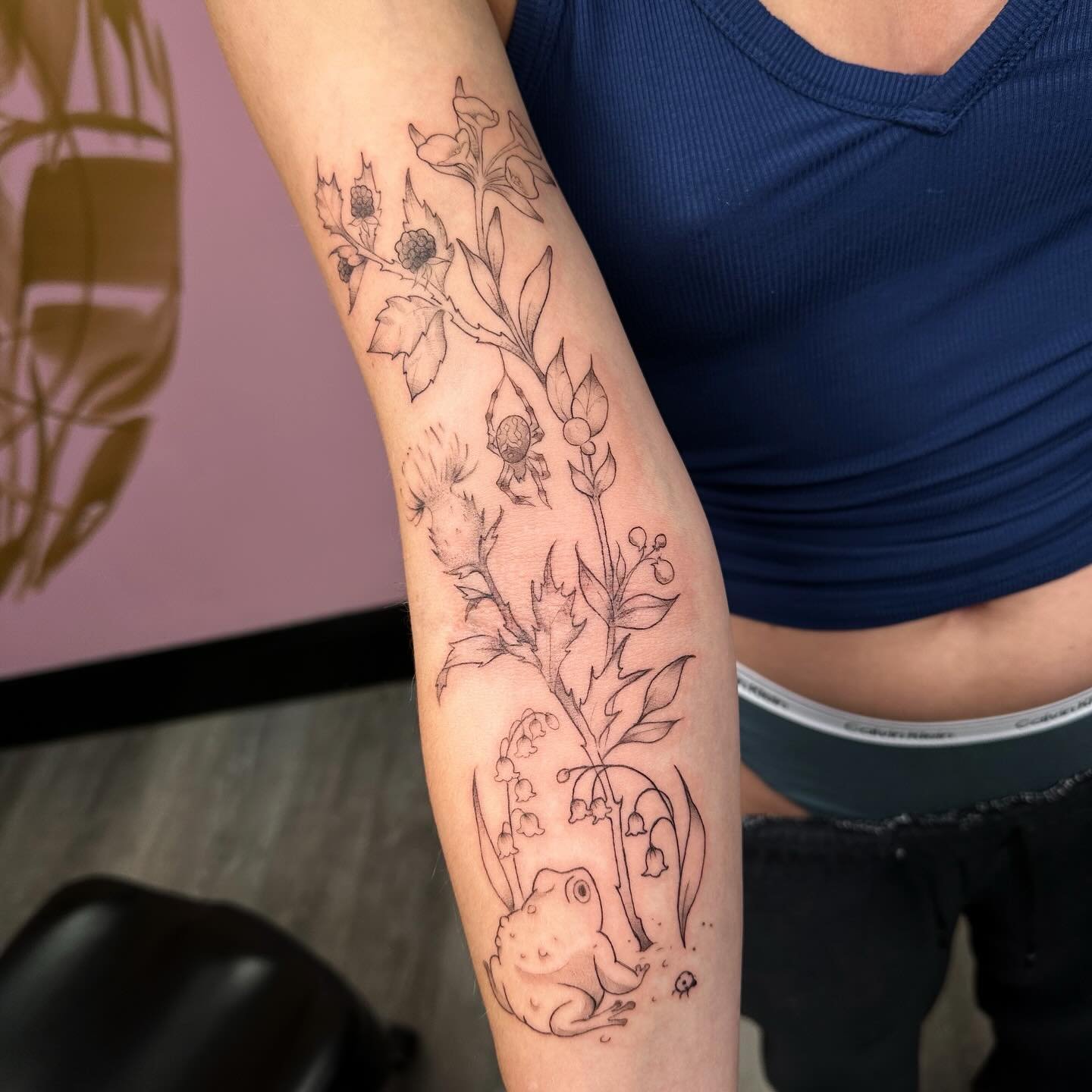Floral arrangement with an orb weaver spider and toad!! Soo many cute florals and little details in this one. I had so much fun with it, thank you again Piper for bringing such an amazing design to me and for your trust🥹
.
.
.
.
.
#tattoos #tattoo #