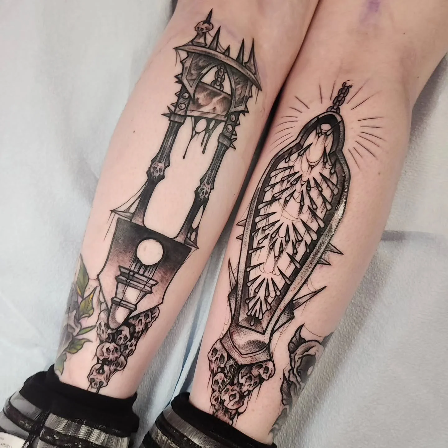 Just a fun little stabby guy with a fun little choppy guy. 

And a flippin' SKULL PILE?!

SKULL PILE
SKULL PILE
SKULL PILE

Thanks @chvoticneutral you da best.

Might have posted these before? Honestly can't remember. 
Made at the place I make tattoo