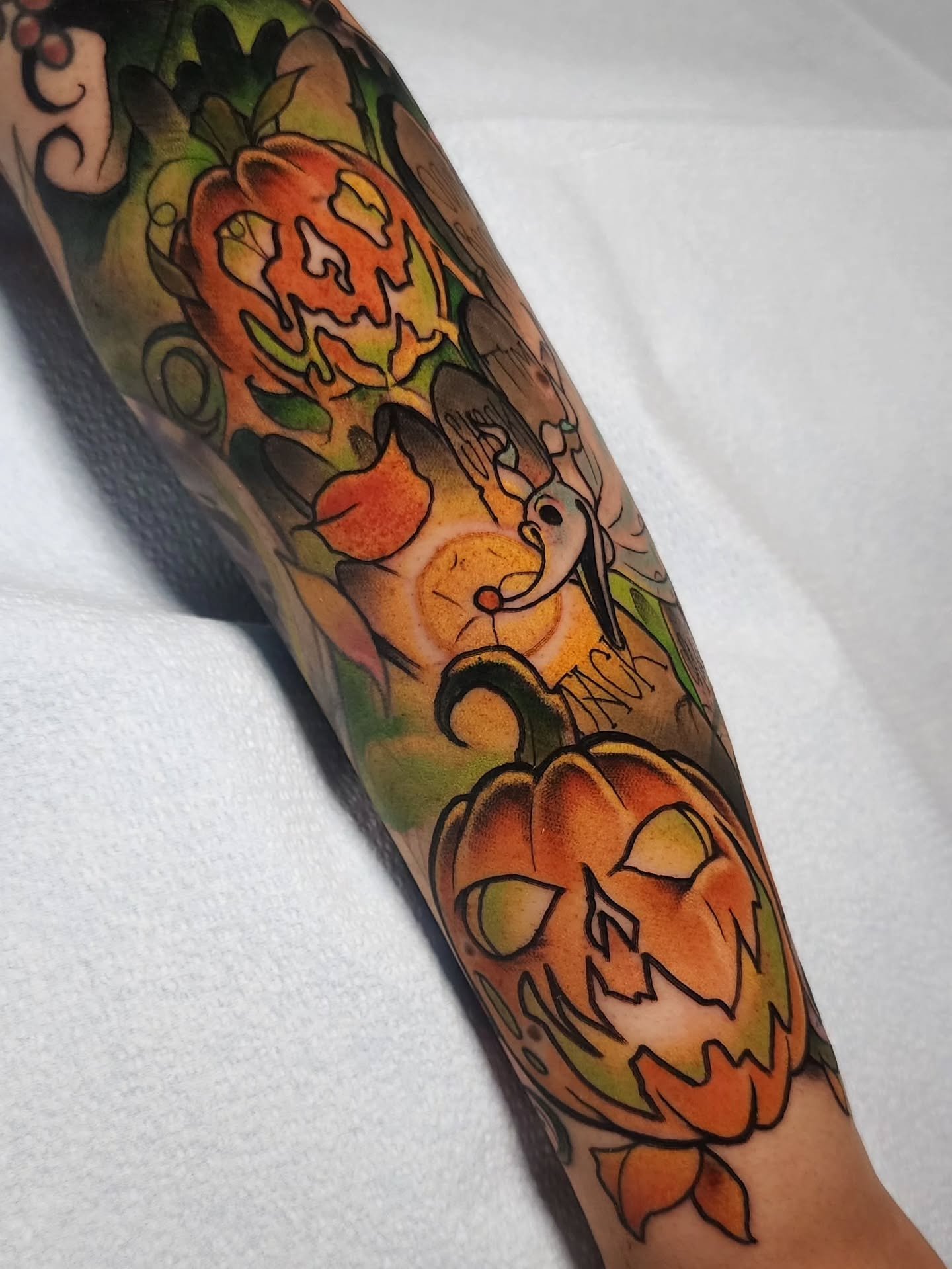 🎃 MORE HALLOWEEN 🎃
Happy October 35th everyone! 

Added this pumpkin patch to @coffeeyweights spooky sleeve! We've still got some.background and details to add but I was too excited not to share! 

Made at the pink palace @pearlstreettattoo 

I use