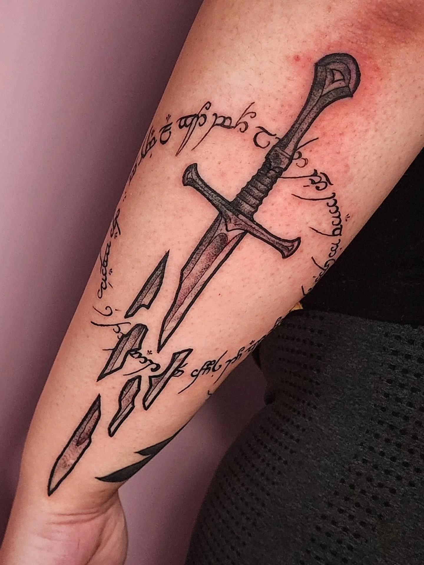 Swords👏From👏Things👏

Thanks @alykat714 , for getting the best sword from the best thing! 

Made at the last homely tattoo shop east of the sea, @pearlstreettattoo 

#lordoftherings #lotr #blackworktattoo