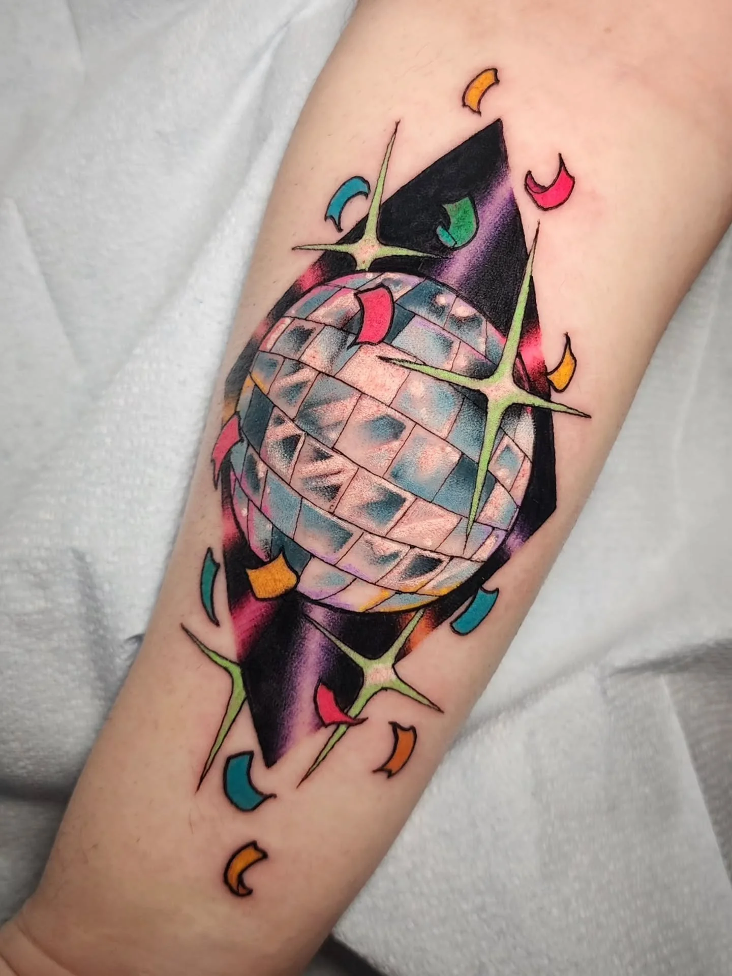 ✨️ 
Disco ball with confetti and lasers for Donna! 

This was a fun one to figure out and tattoo, thanks for the challenge! 

Made at the @pearlstreettattoo