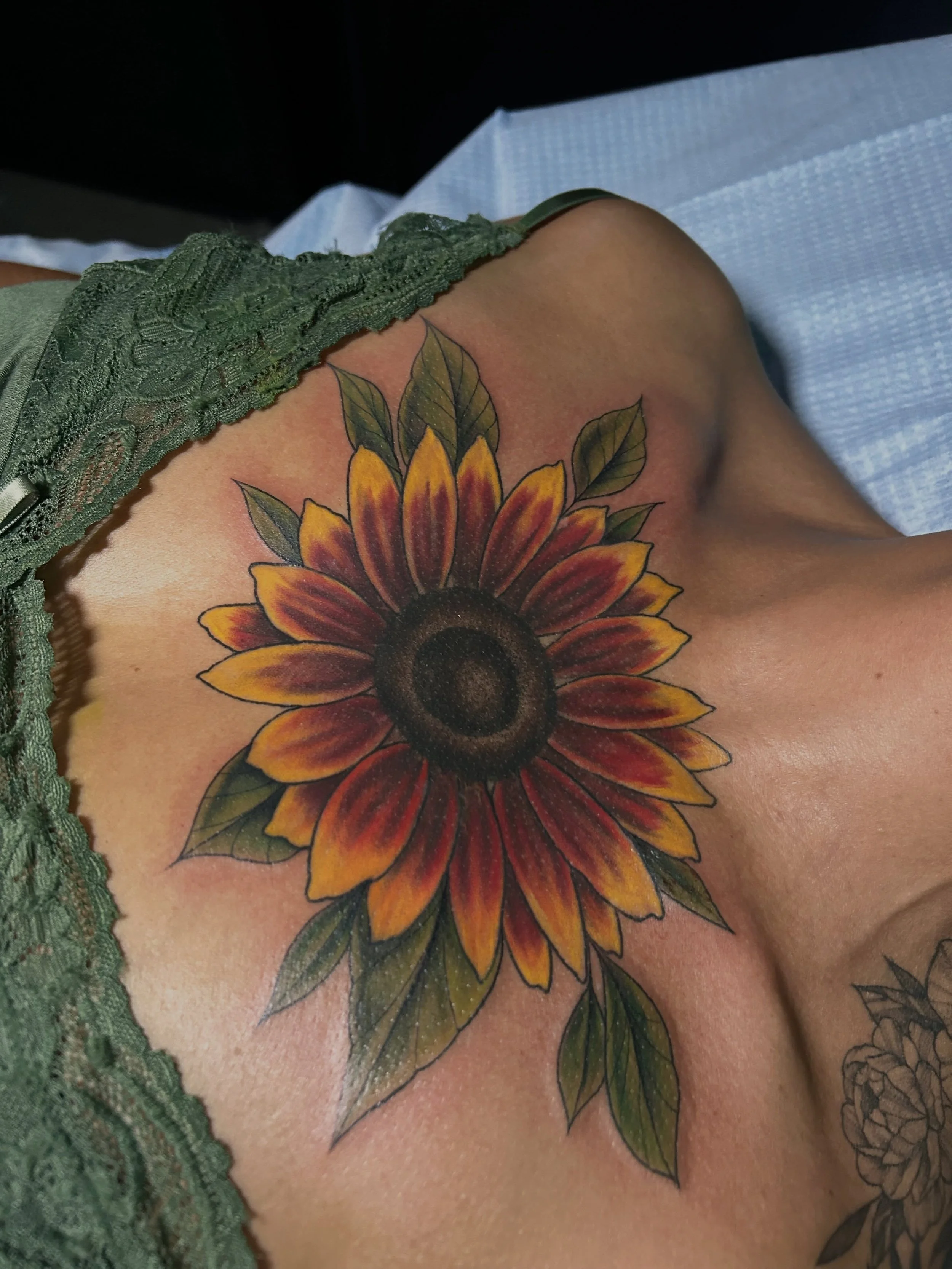 Loved doing this colorful sunflower!🌻 flower is healed, petals are fresh and freehand
.
#flowertattoo #sunflower #chesttattoo #colortattoo #boston