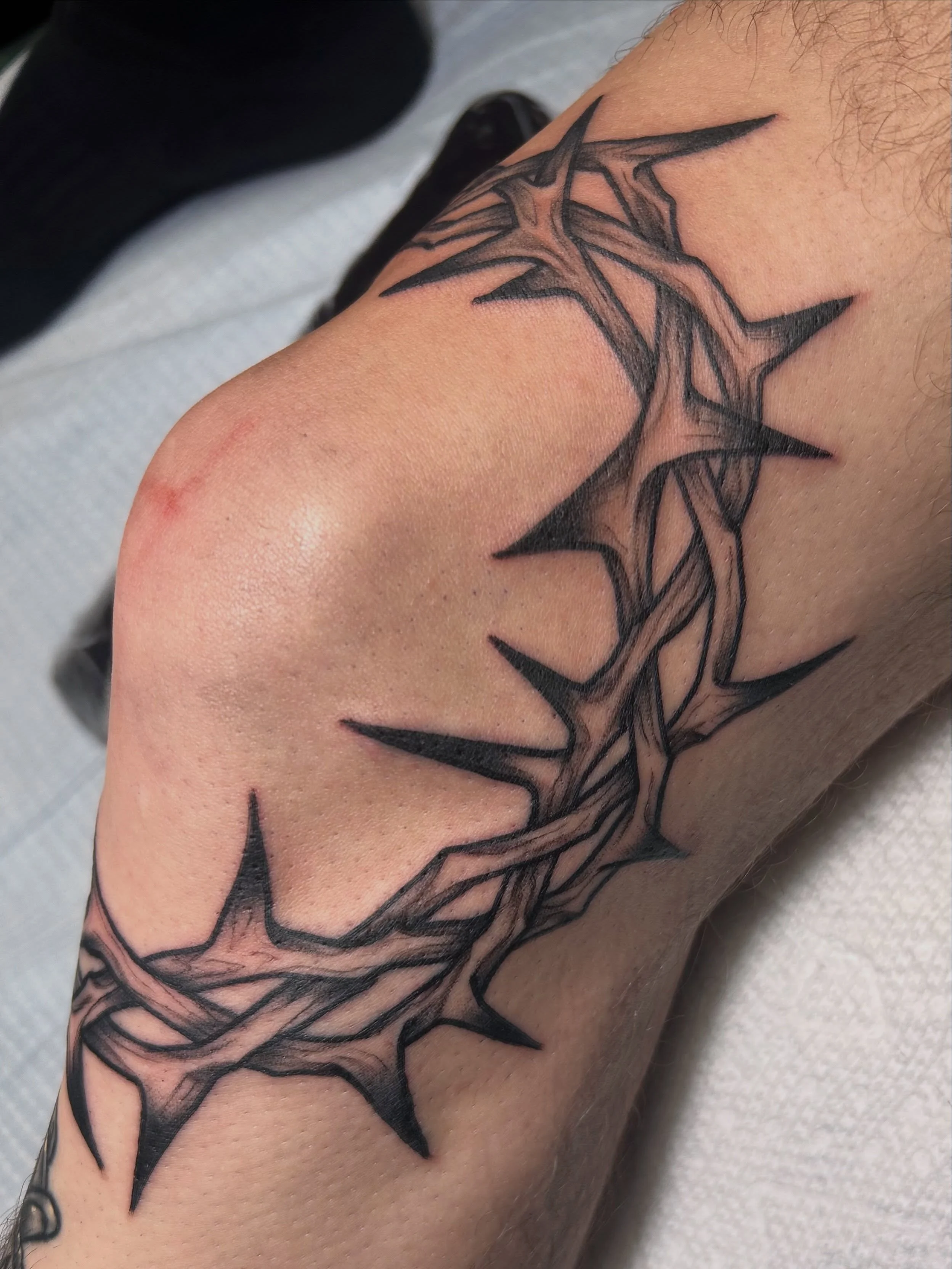 Thorns around the knee for @nick.ciciotte ! Thanks again
.
#thorns #kneetattoo #crownofthorns #boston #tattoos