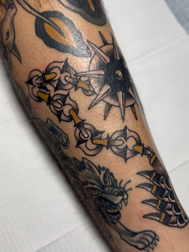 Closing in on @gauthiermillwork leg sleeve! This has been so much fun to make, thank you dude
.
#legsleeve #americantraditional #tattoo #flail #medieval