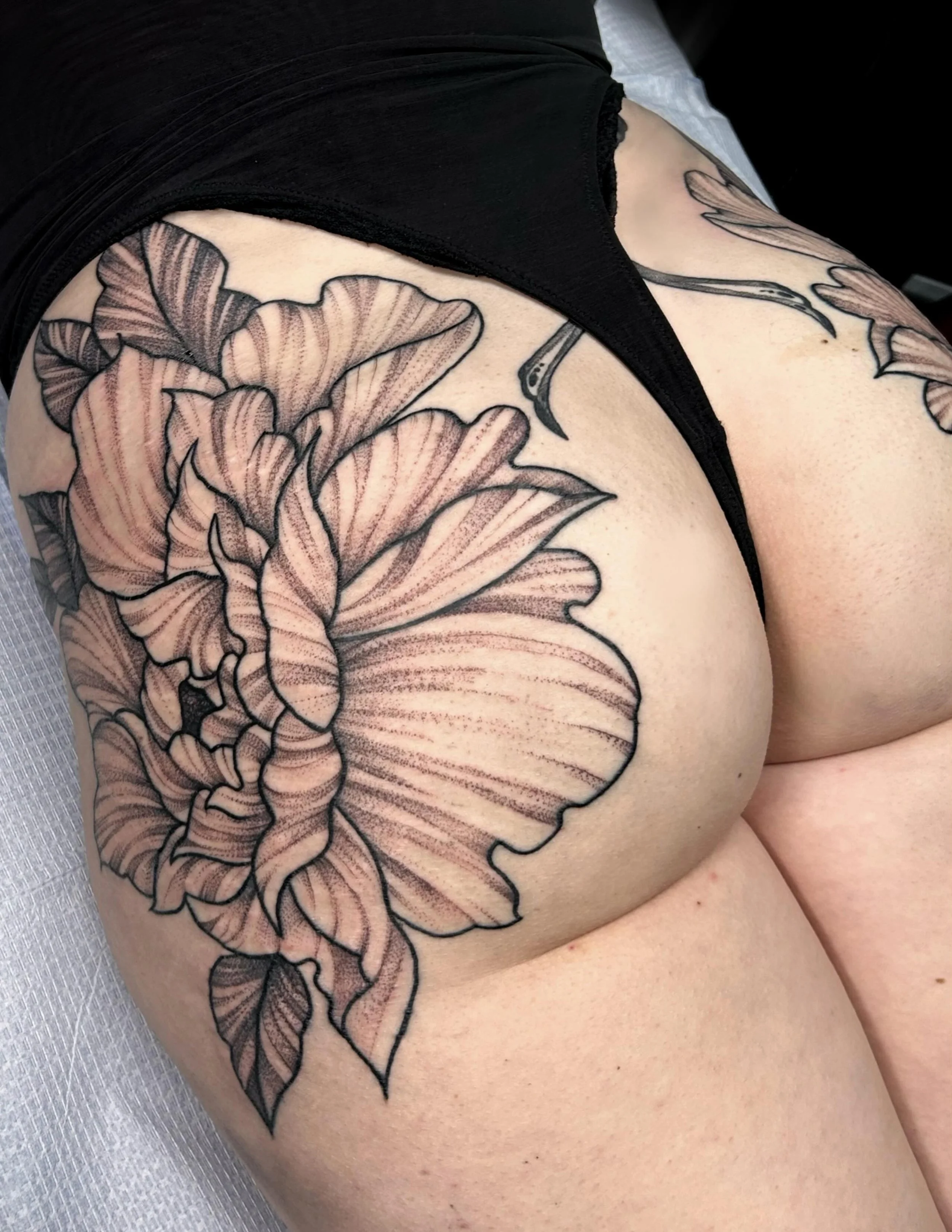 I loveeeed making these big peonies for @f.s.hansen ! Thank you so much for the trust ❤️
.
#flowers #butttattoo #tattoos #peonies #boston