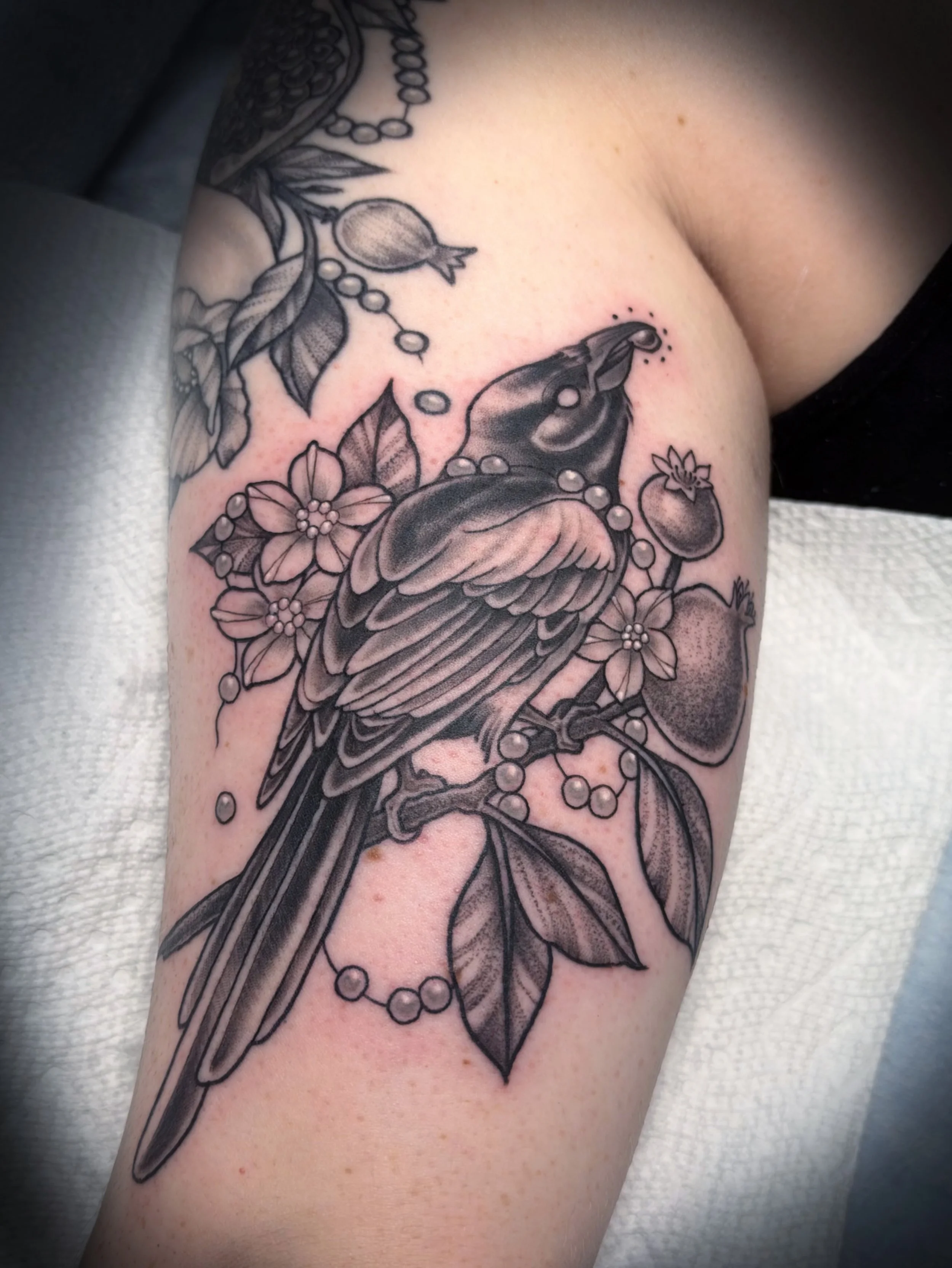 Thank you @cat_oleary for always having such cool ideas! This was so fun to make ❤️
Booking October, fill out the form in my bio! Would love to make a custom bird for youuu
.
#magpie #birdtattoo #tattoos #illustrative #blackandgraytattoo