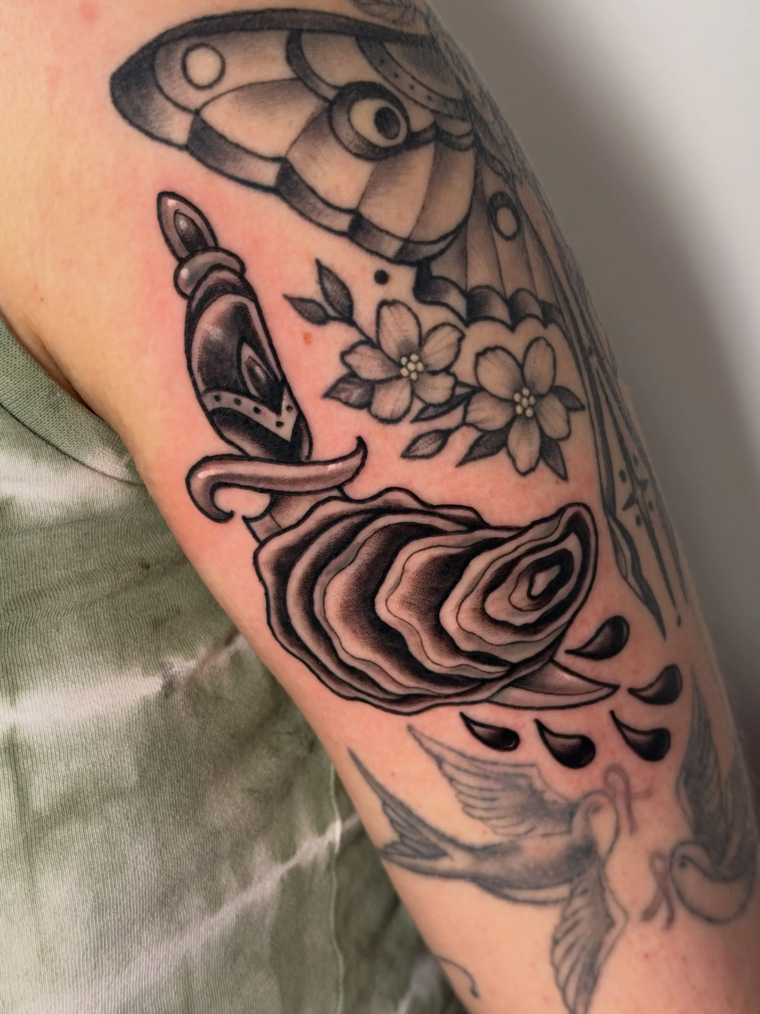 Super stoaked to have made this shucked oyster for @dandelion_moonz and bonus healed moth! Thanks for always coming in with fun ideas!
.
#oyster #shucking #shucked #tattoo #neotraditionaltattoo